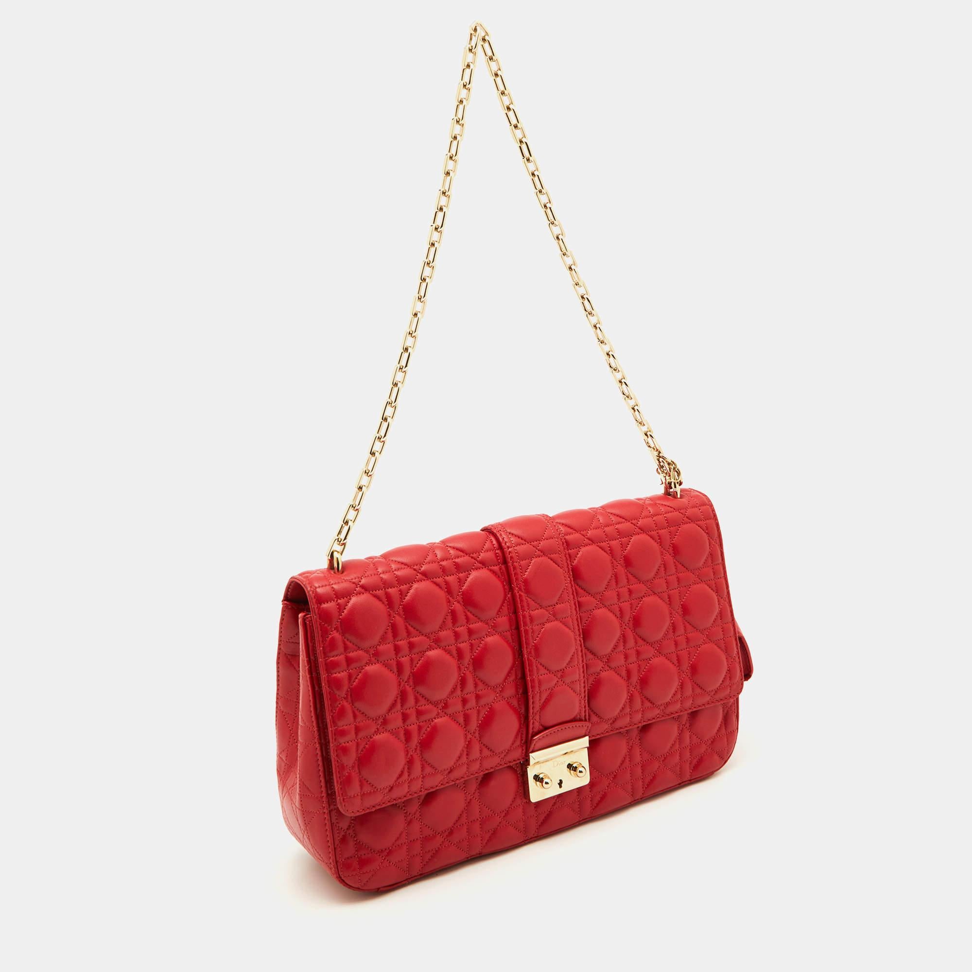 Grand sac à bandoulière Miss Dior en cuir cannage rouge en vente 5