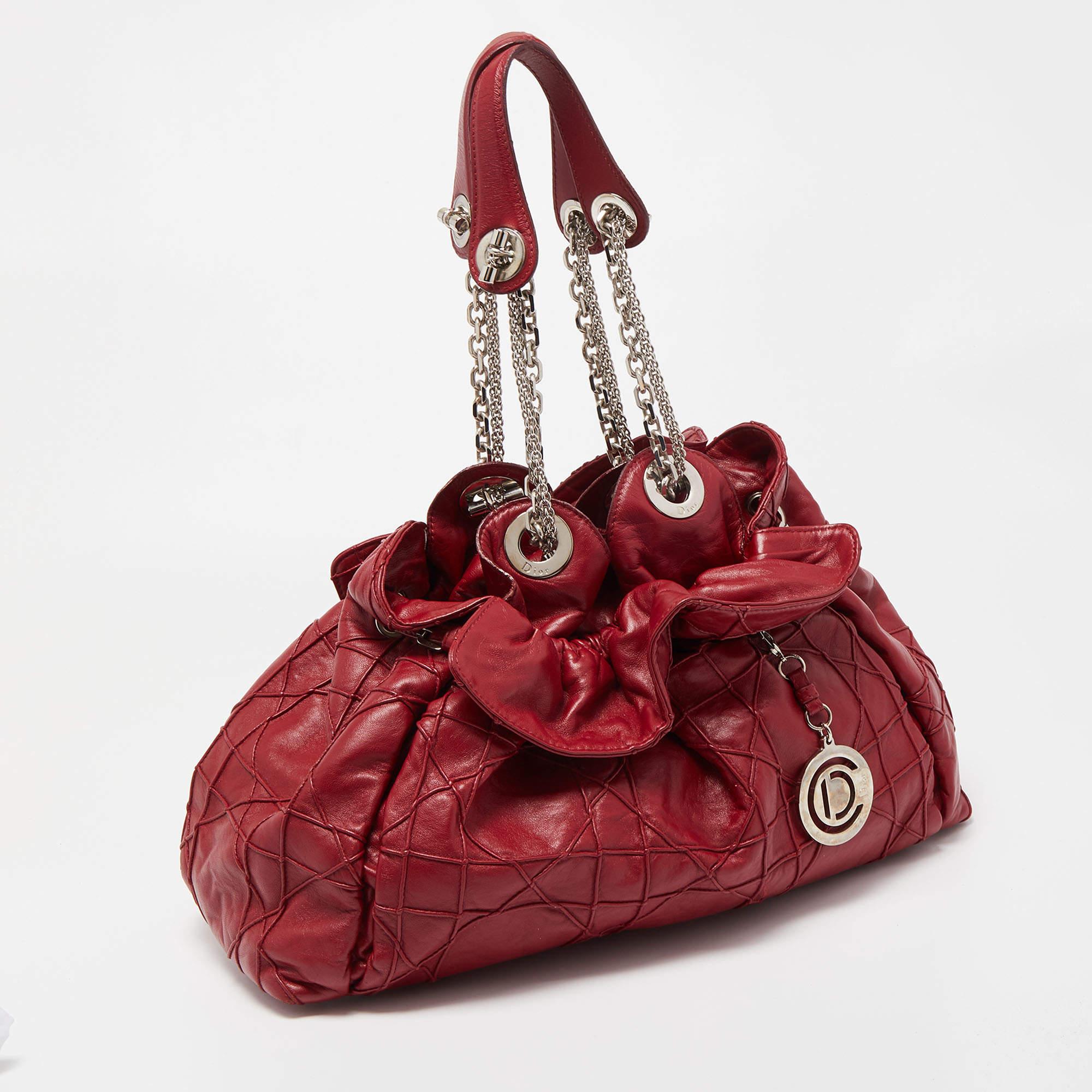 Stylish handbags never fail to make a fashionable impression. Make this designer hobo yours by pairing it with your sophisticated workwear as well as chic casual looks.

