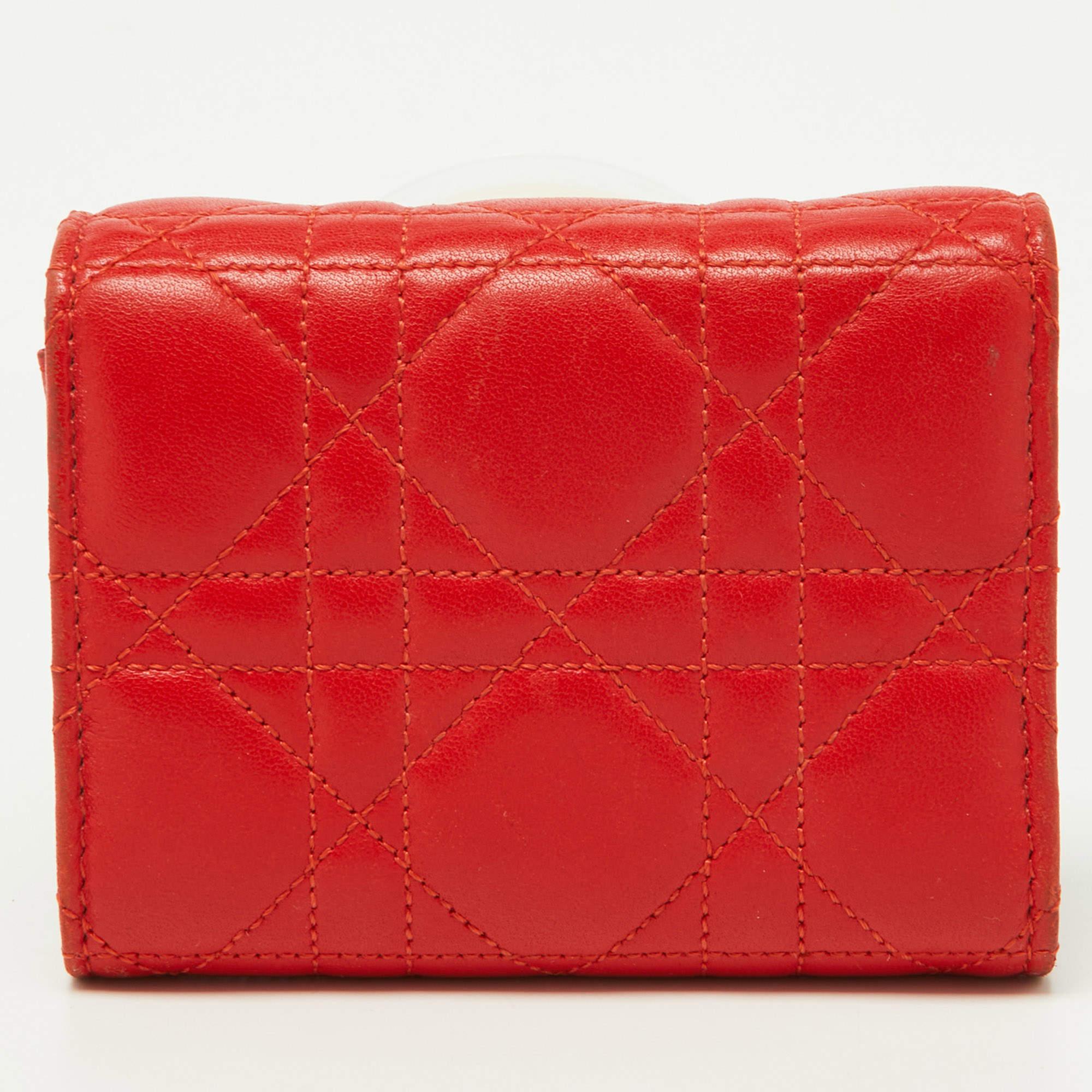 Portefeuille compact Miss Dior en cuir cannage rouge en vente 7