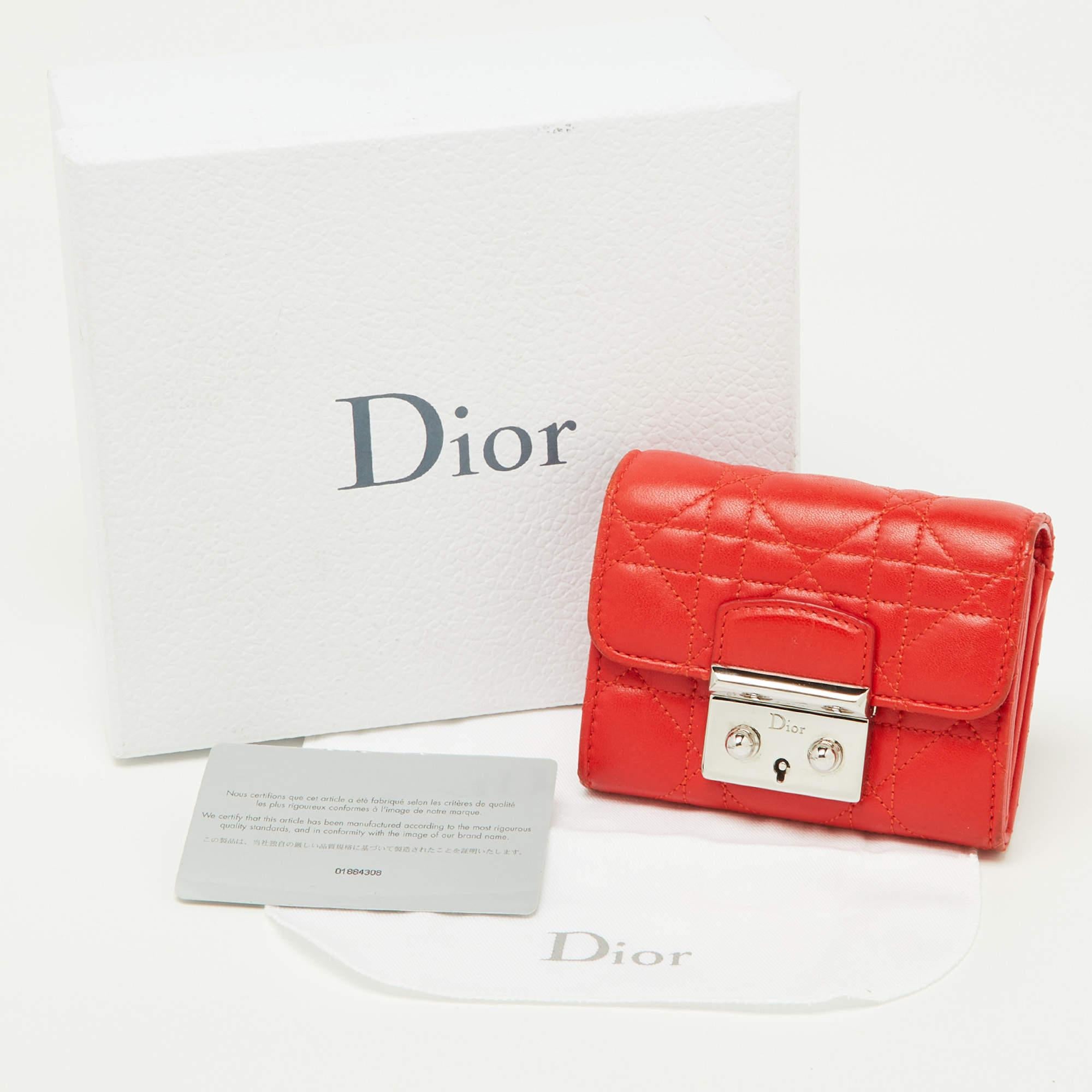 Portefeuille compact Miss Dior en cuir cannage rouge en vente 8