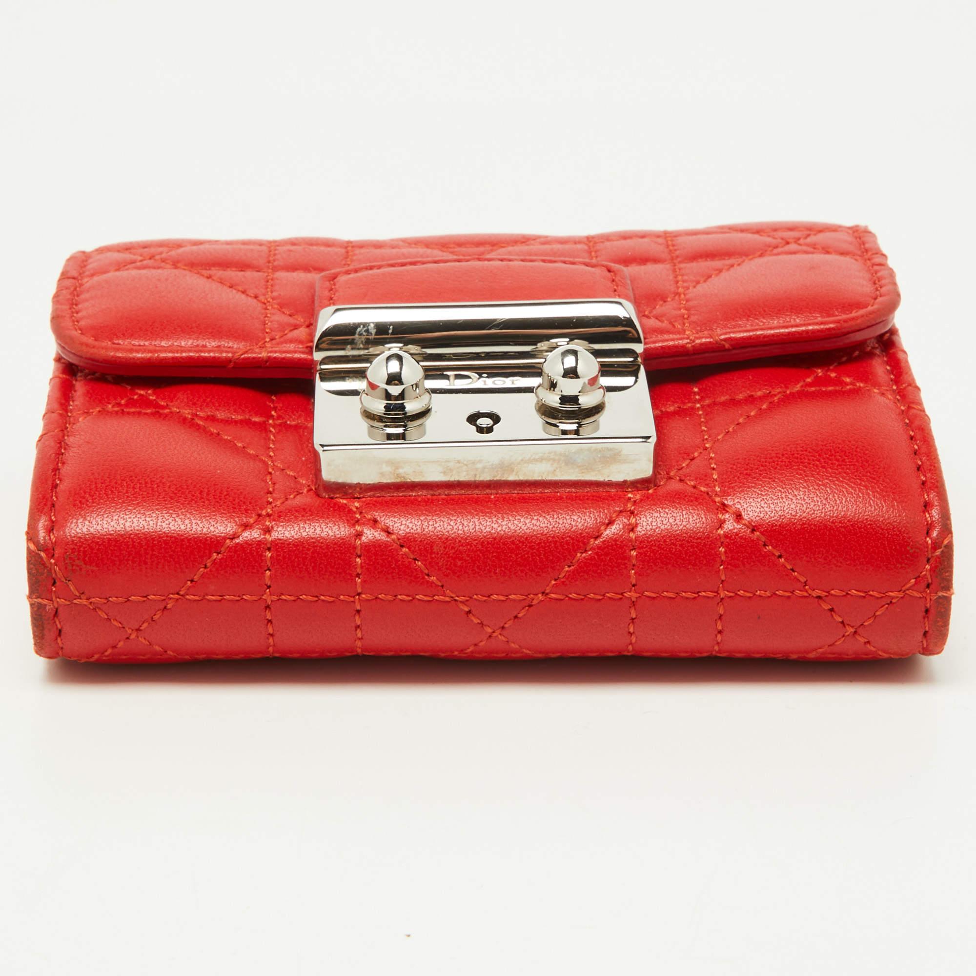 Portefeuille compact Miss Dior en cuir cannage rouge Bon état - En vente à Dubai, Al Qouz 2