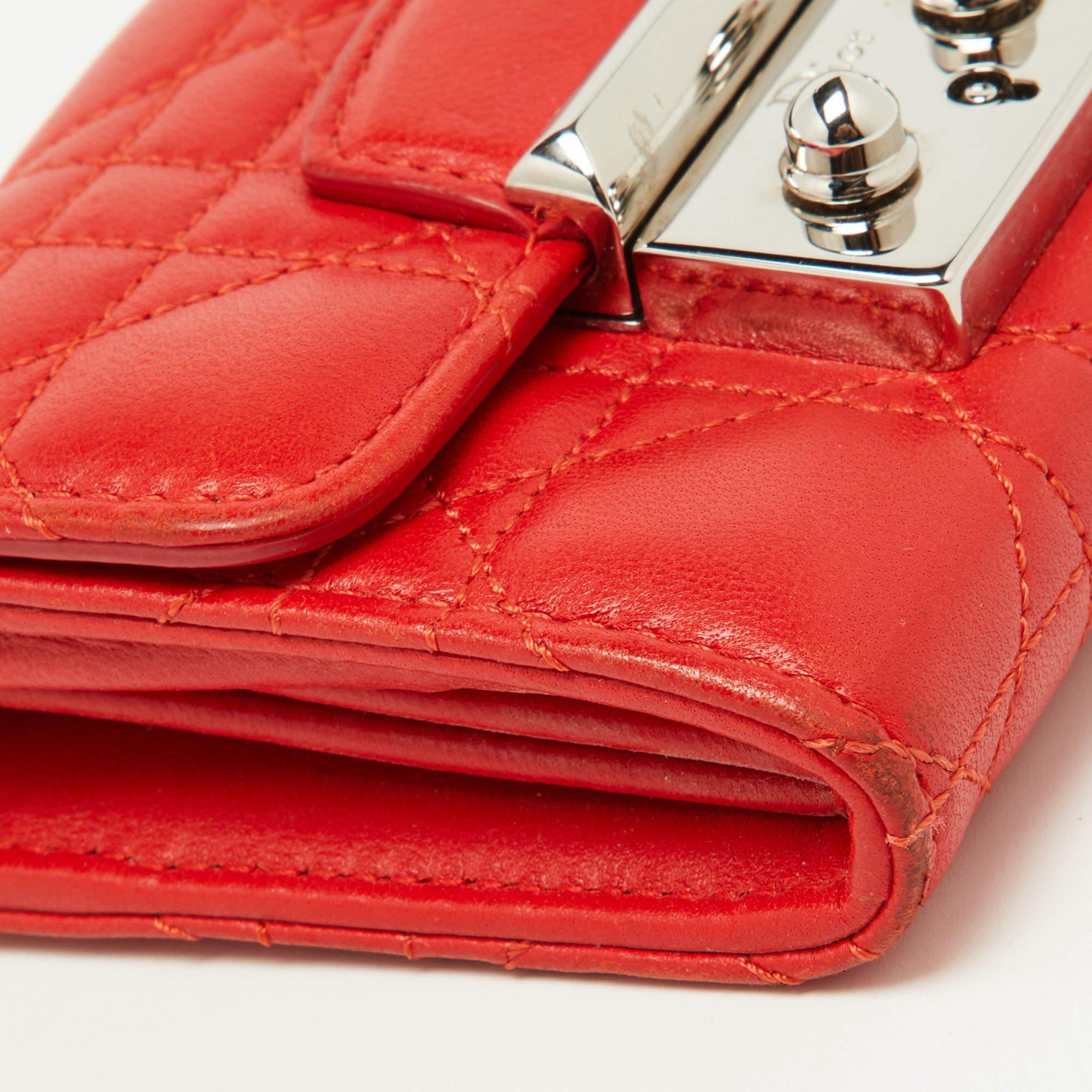 Portefeuille compact Miss Dior en cuir cannage rouge Pour femmes en vente