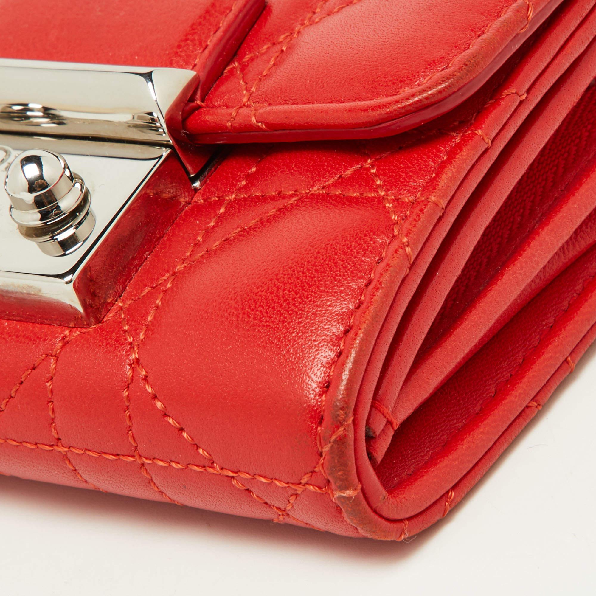 Portefeuille compact Miss Dior en cuir cannage rouge en vente 1