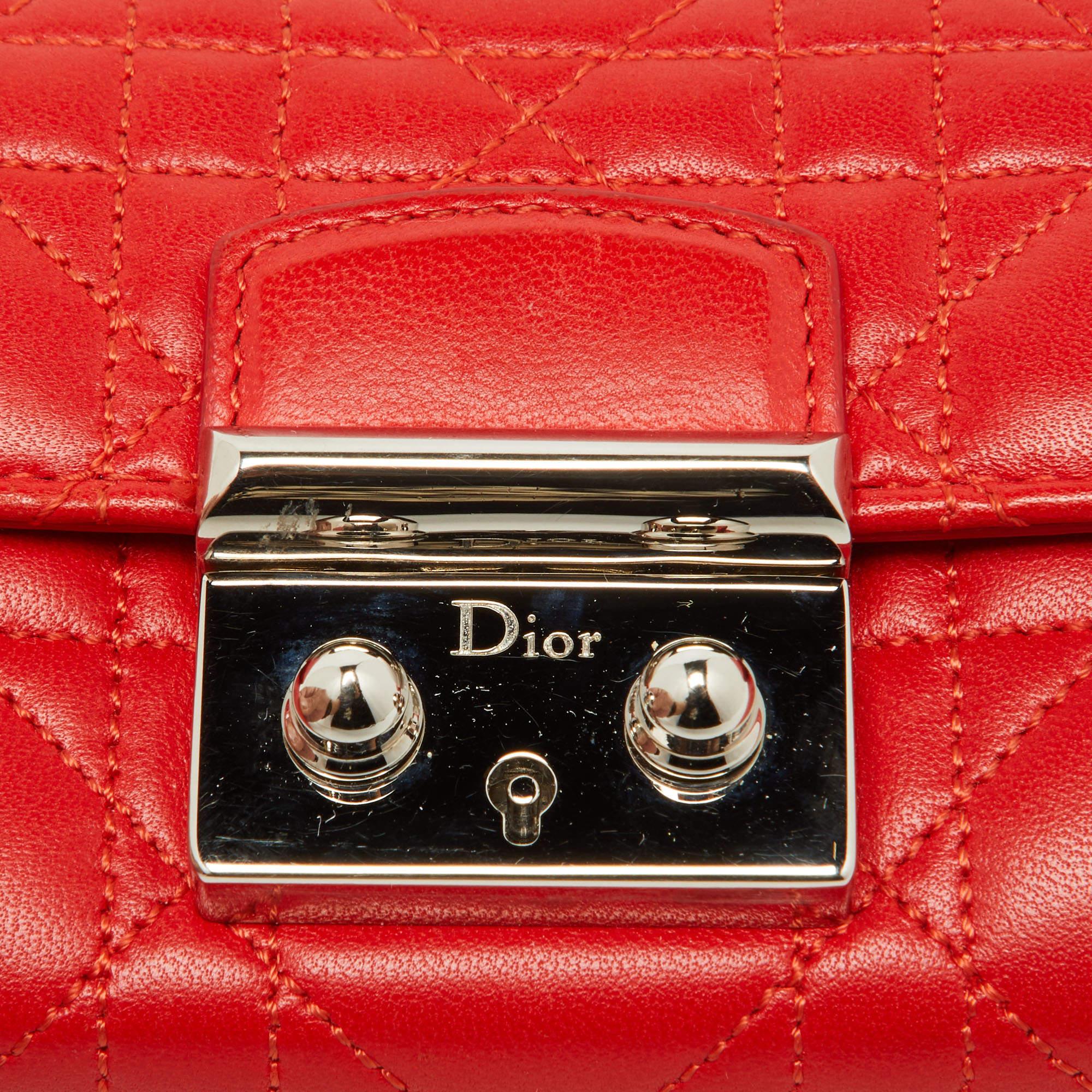 Portefeuille compact Miss Dior en cuir cannage rouge en vente 2