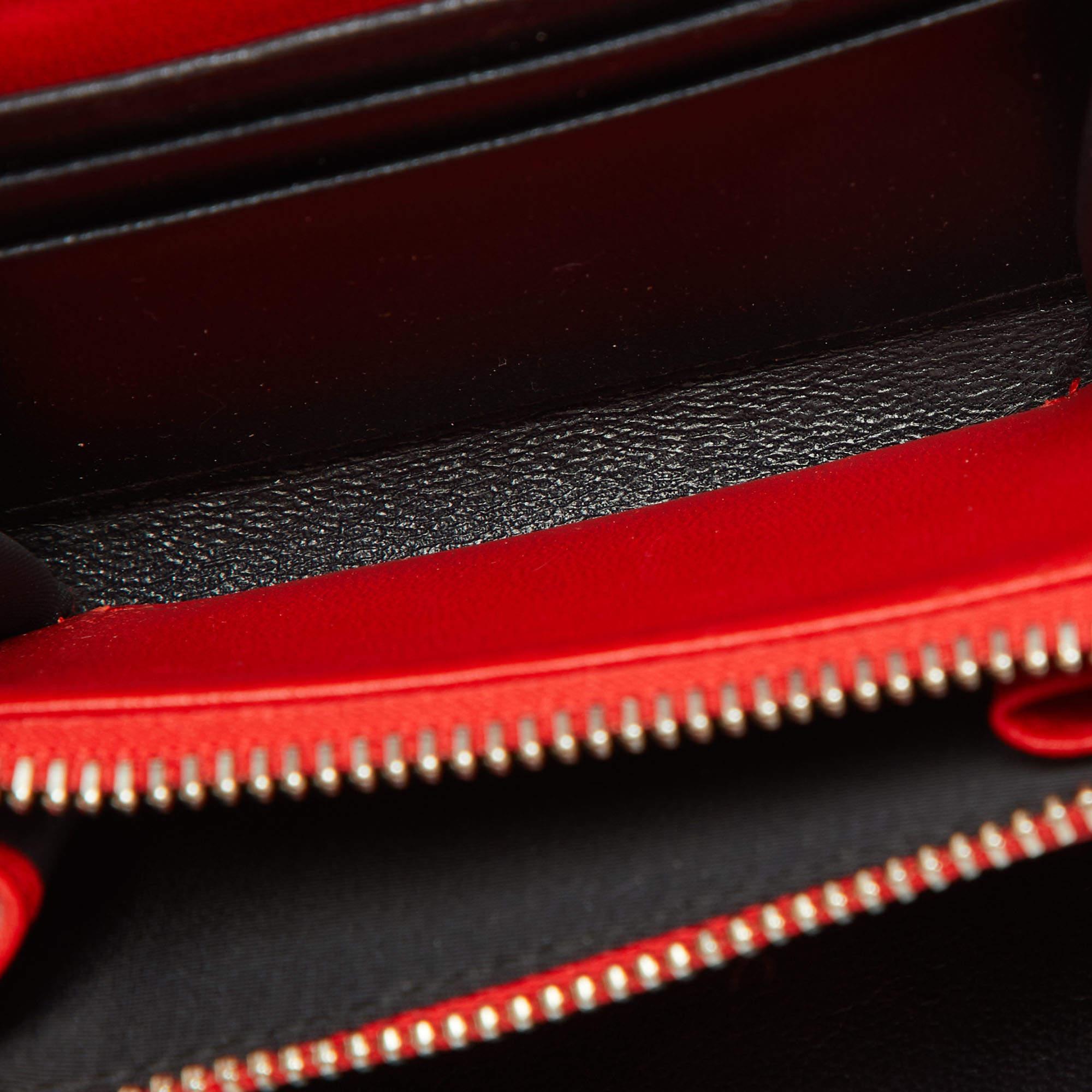 Portefeuille compact Miss Dior en cuir cannage rouge en vente 4