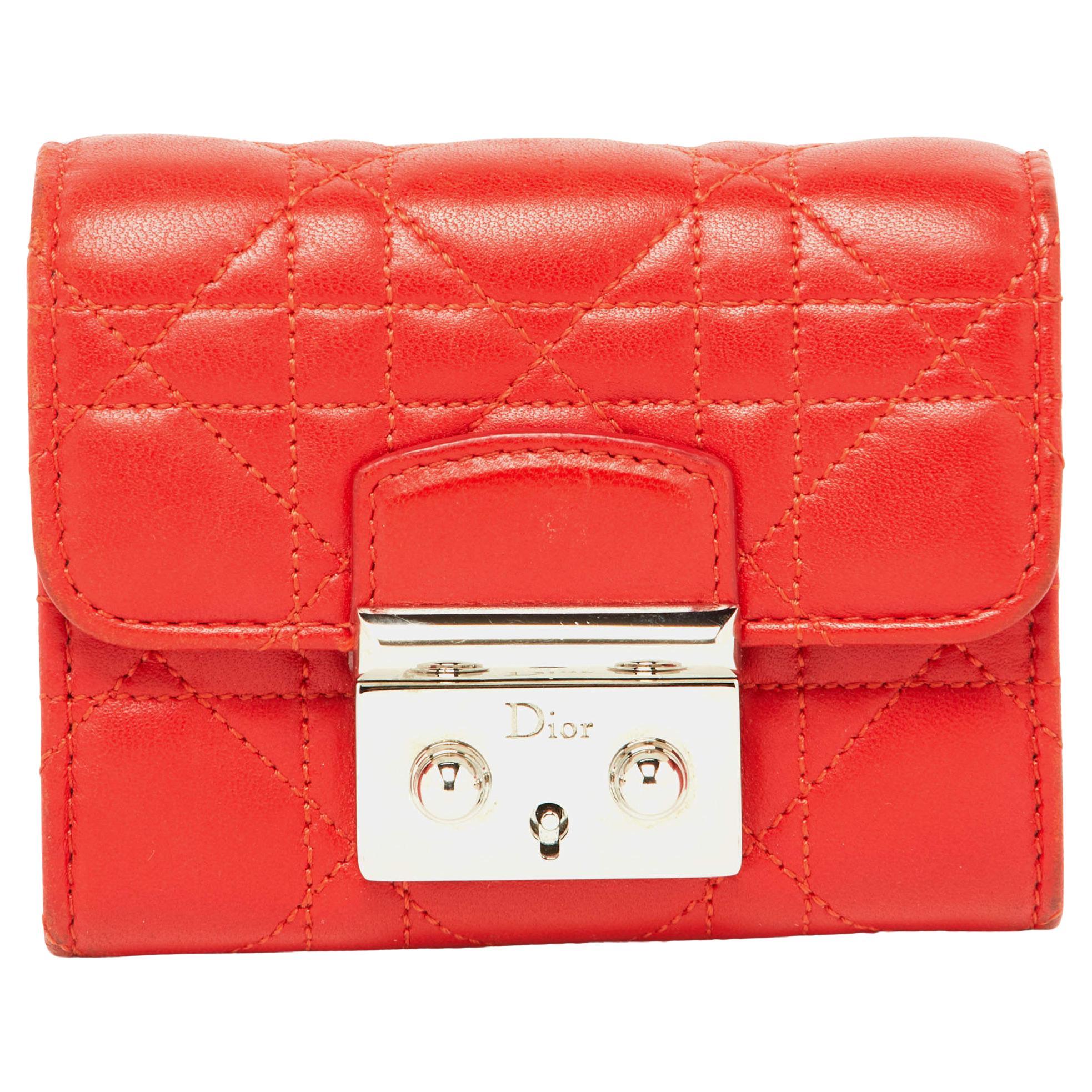 Portefeuille compact Miss Dior en cuir cannage rouge en vente