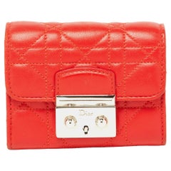 Portefeuille compact Miss Dior en cuir cannage rouge