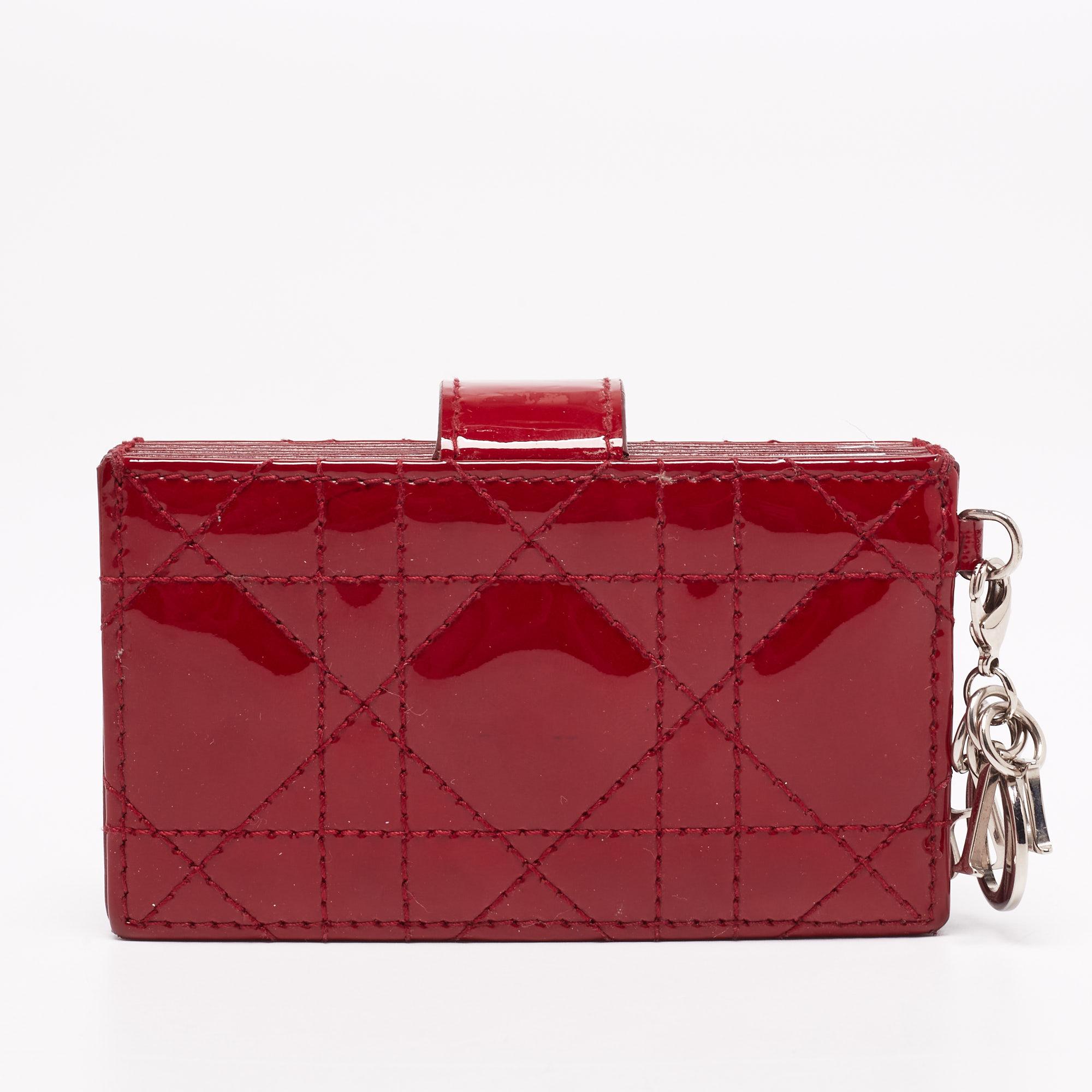 Crafted from patent leather, this Dior gusset cardholder opens to reveal multiple compartments to carry your cards neatly. It also features the brand's iconic Cannage quilt on the exterior. This piece in red is finished with silver-tone hardware and