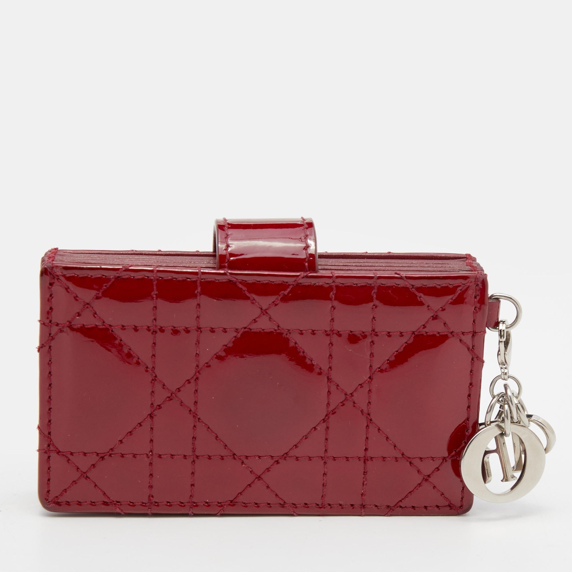 An emblematic creation from the House of Dior, this Lady Dior card holder exemplifies charm and luxury in every way. Crafted from red Cannage patent leather, this card holder is installed with five gussets and complete with the classic D.i.o.r