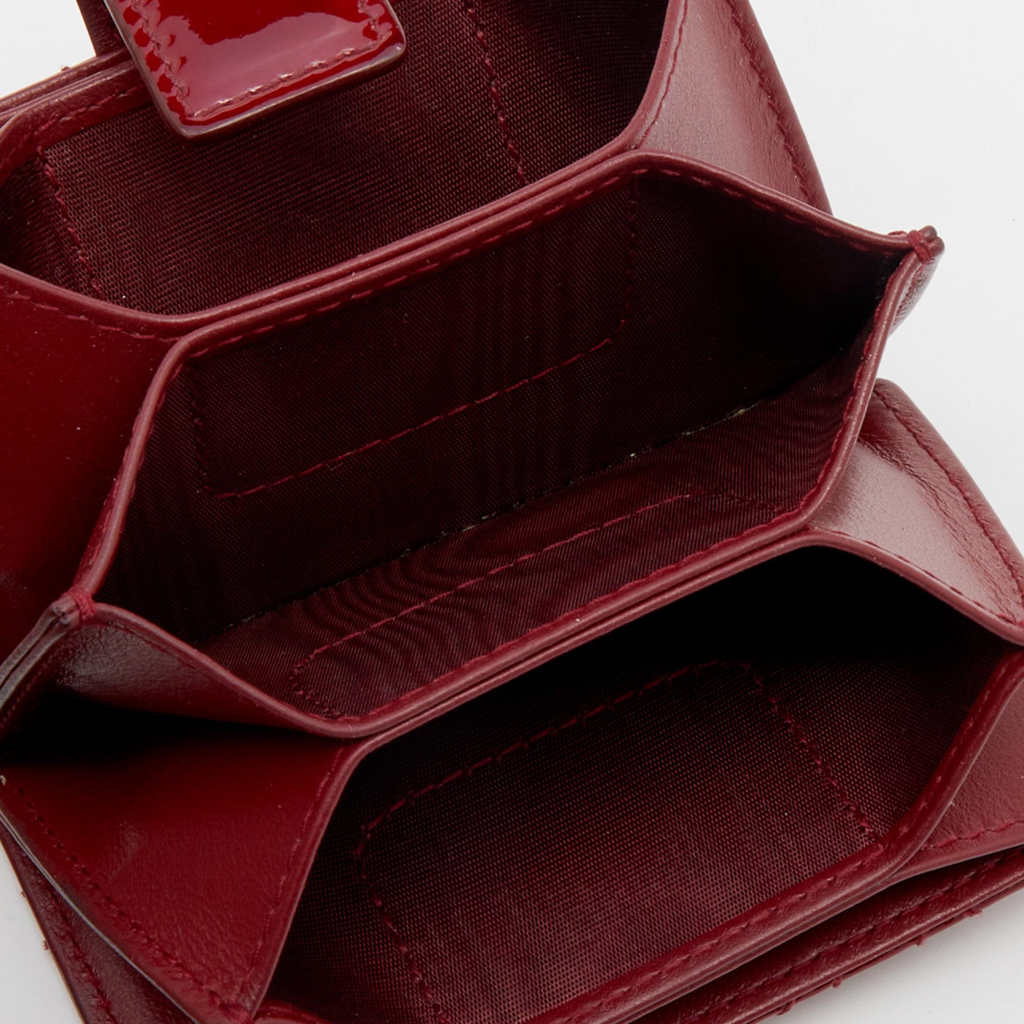 Dior Red Cannage Patent Leather Lady Dior 5 Gusset Card Holder In Good Condition In Dubai, Al Qouz 2