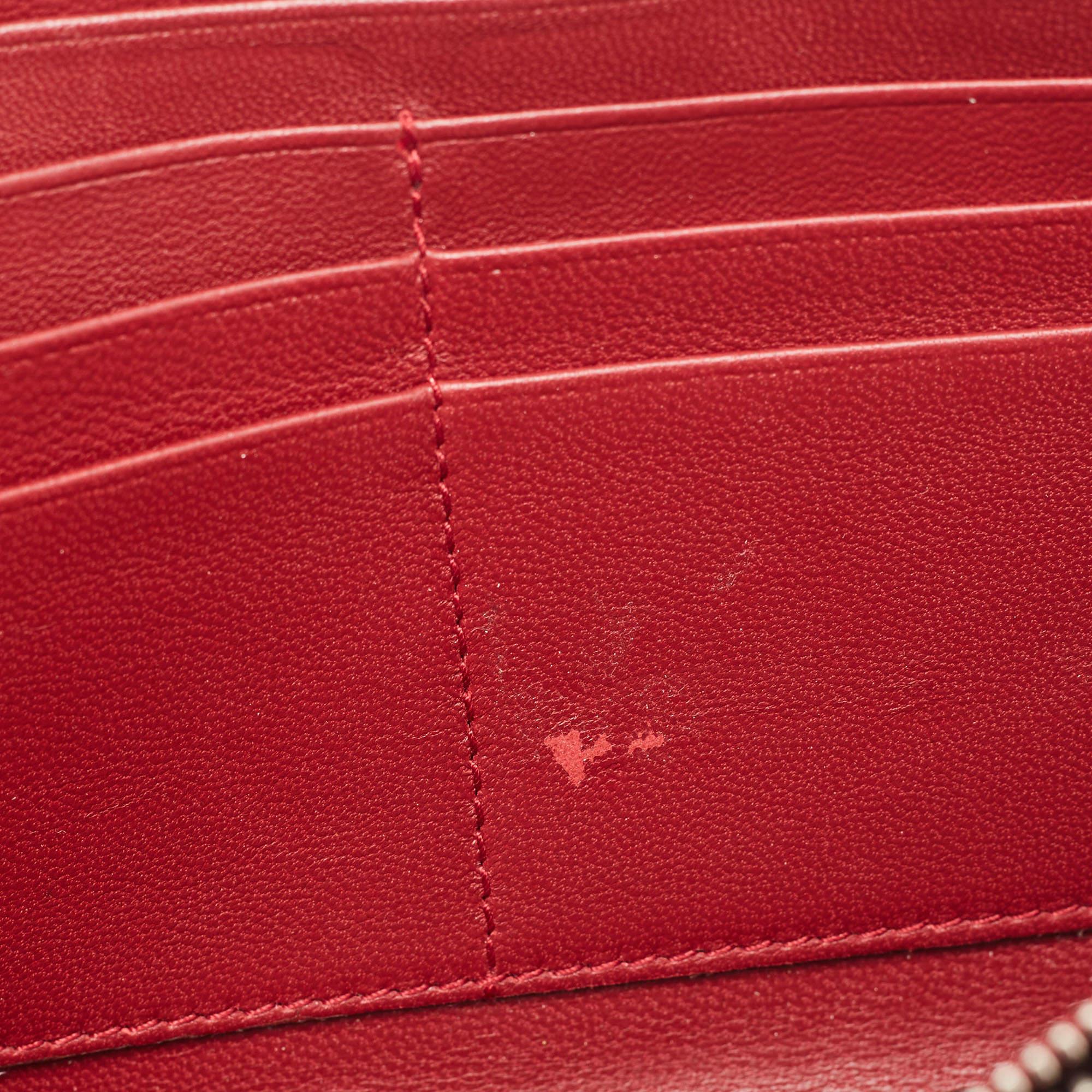 Portefeuille zippé Dior rouge Cannage en cuir verni Lady Dior en vente 6