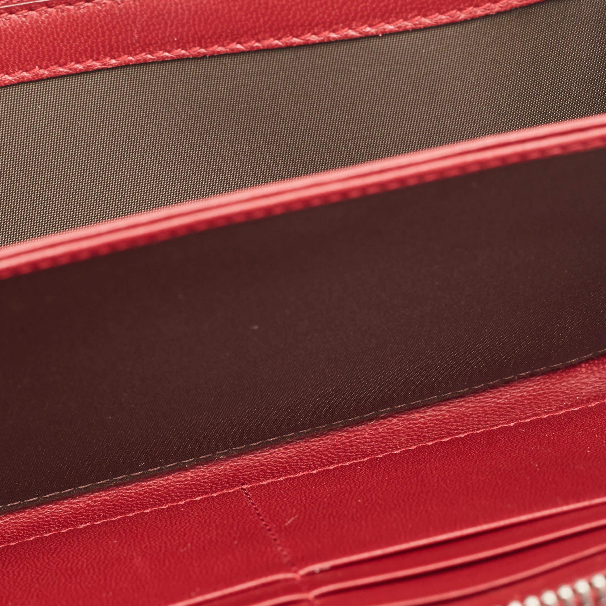 Portefeuille zippé Dior rouge Cannage en cuir verni Lady Dior en vente 7