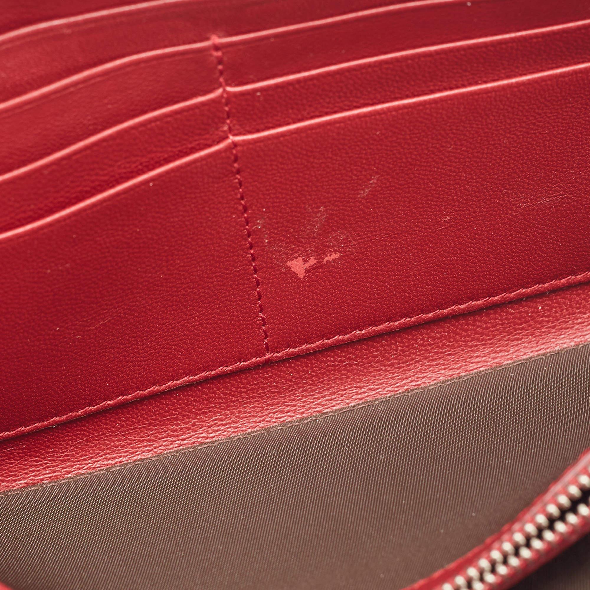 Portefeuille zippé Dior rouge Cannage en cuir verni Lady Dior en vente 8