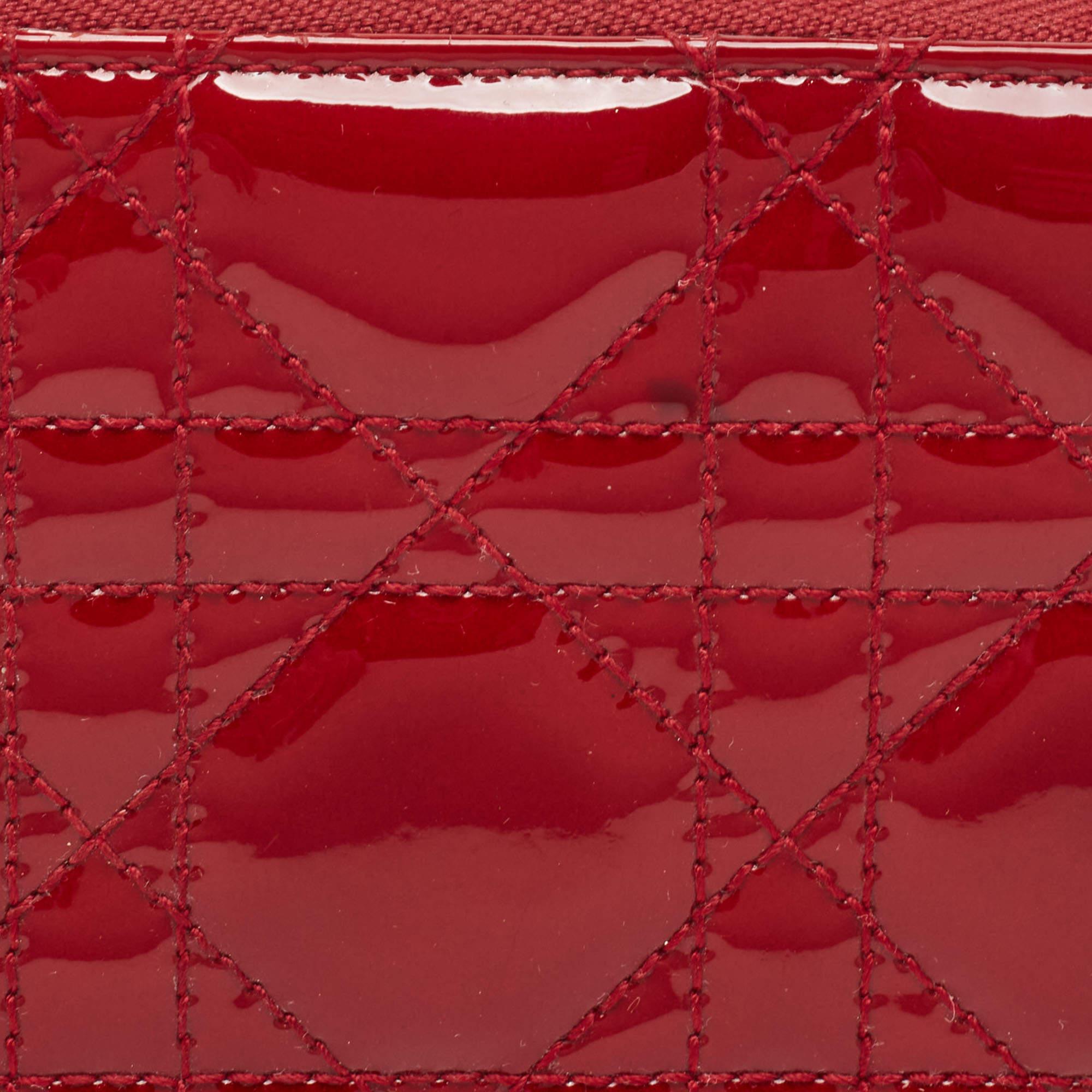Portefeuille zippé Dior rouge Cannage en cuir verni Lady Dior en vente 9