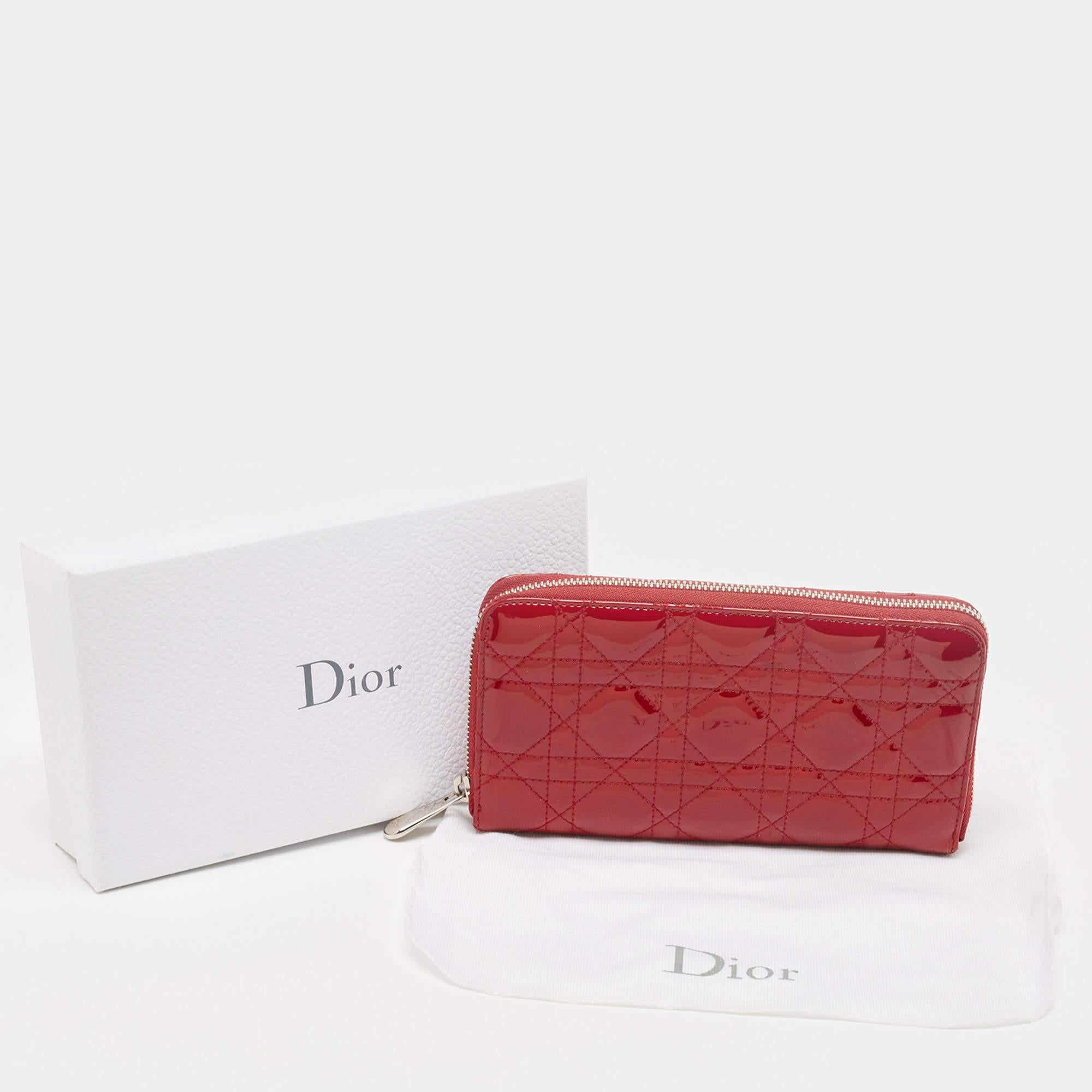 Portefeuille zippé Dior rouge Cannage en cuir verni Lady Dior en vente 10
