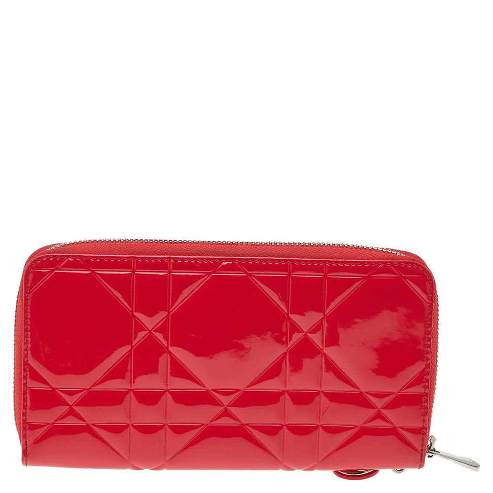 Add the Dior touch to your everyday accessories by owning this Lady Dior wallet! It is made from Cannage patent leather and its interior is secured by a zip closure. The interior flaunts multiple card slots, open compartments for cash or bills, and
