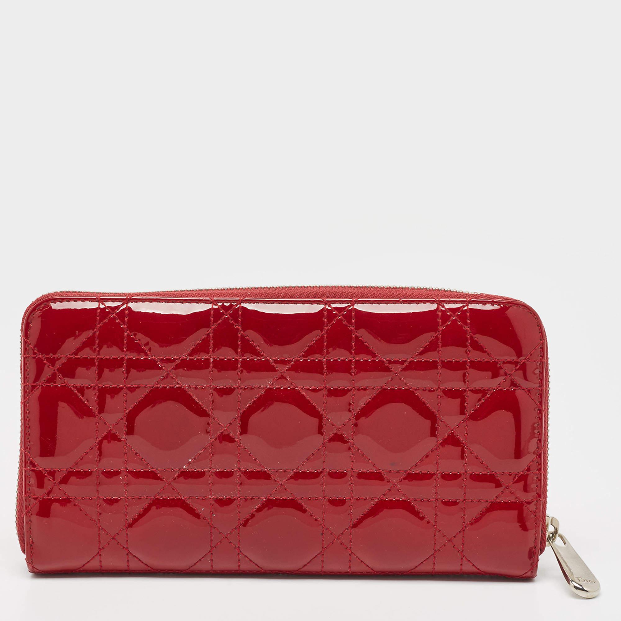 Mit diesem roten Portemonnaie von Dior verleihen Sie Ihrem Alltag mehr Eleganz. Er wurde sorgfältig aus hochwertigen Materialien gefertigt und verbindet Stil, Funktionalität und Raffinesse nahtlos miteinander, was ihn zu einer hervorragenden Wahl