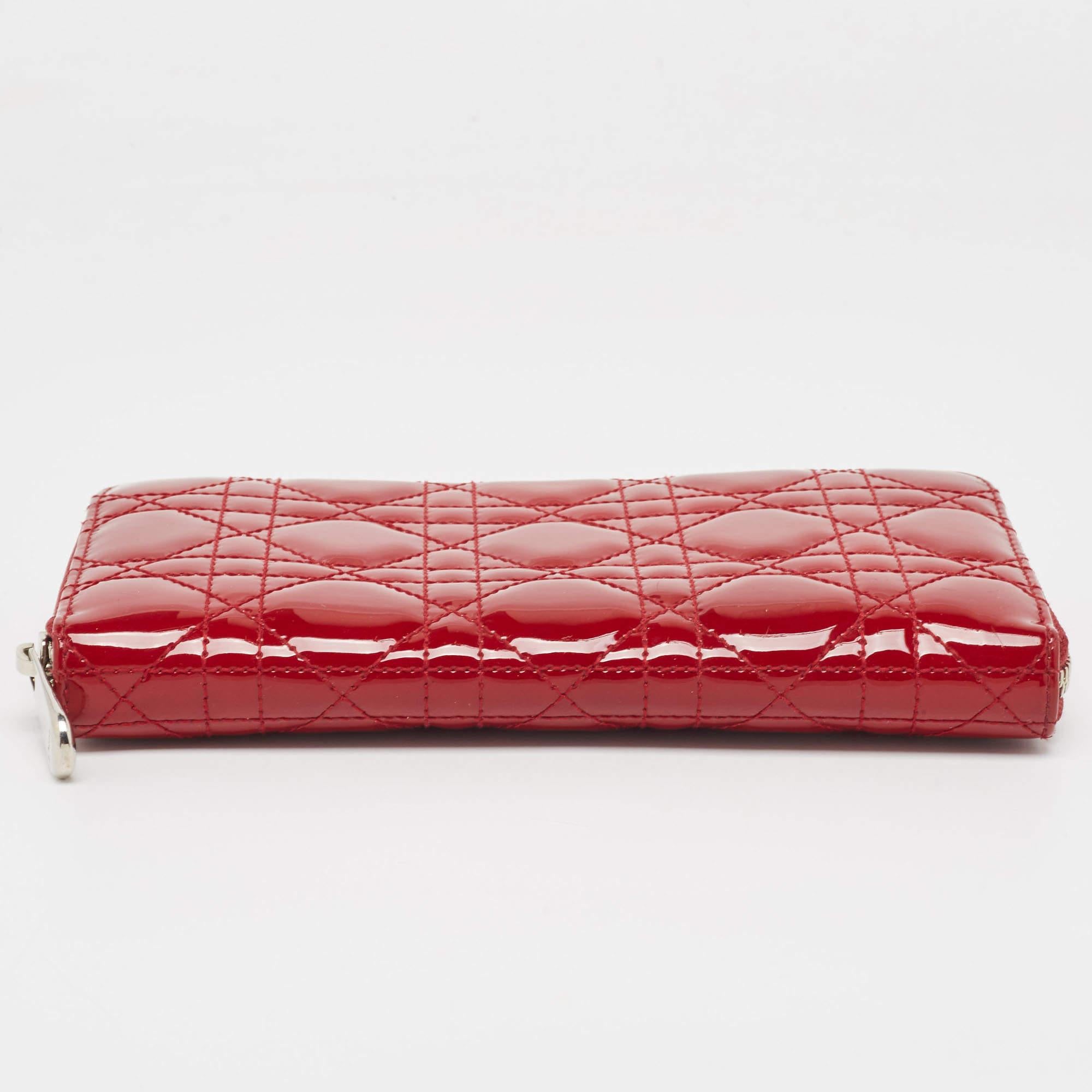 Portefeuille zippé Dior rouge Cannage en cuir verni Lady Dior en vente 1