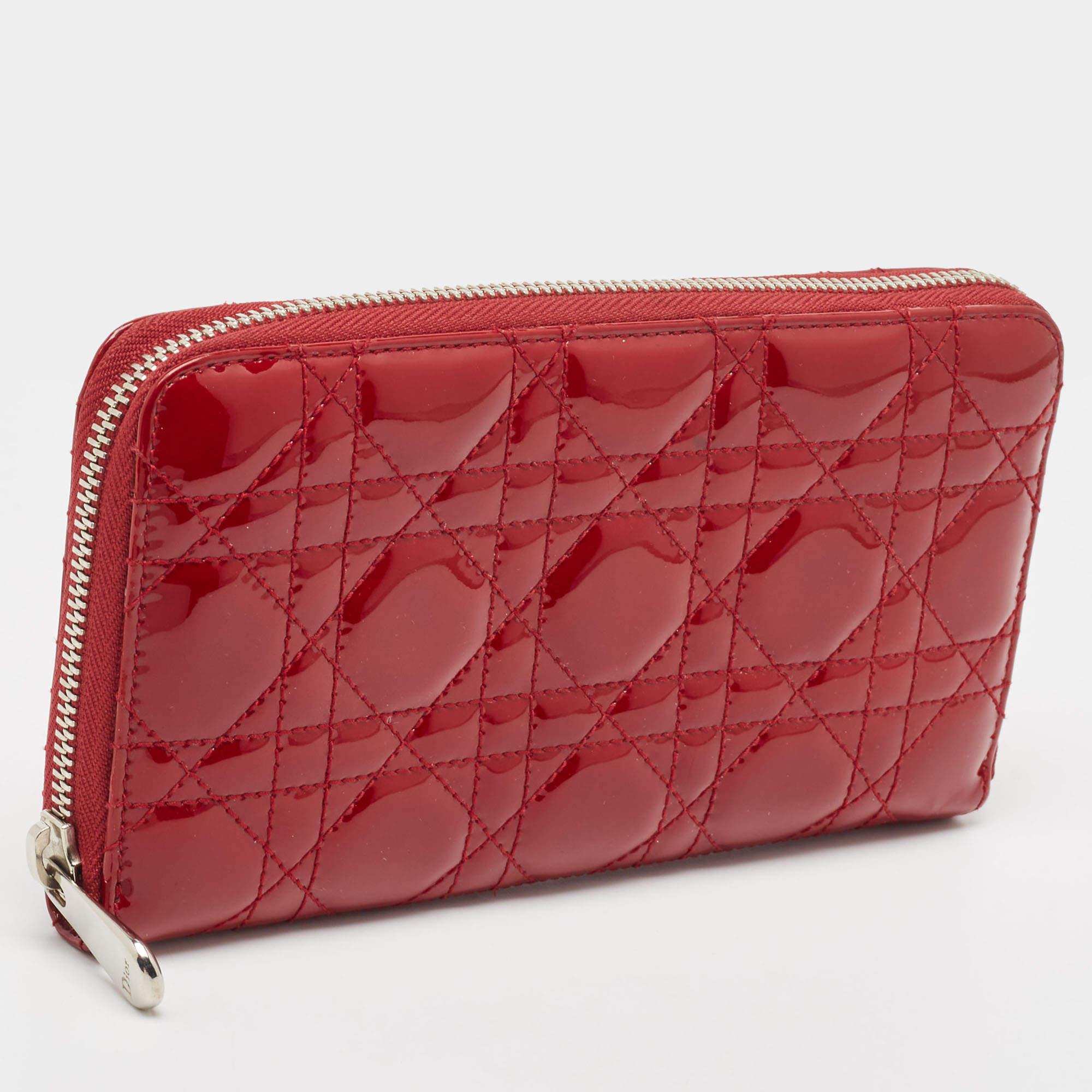 Dior Rote Cannage Lady Dior Portemonnaie aus Lackleder mit Reißverschluss oben im Angebot 2