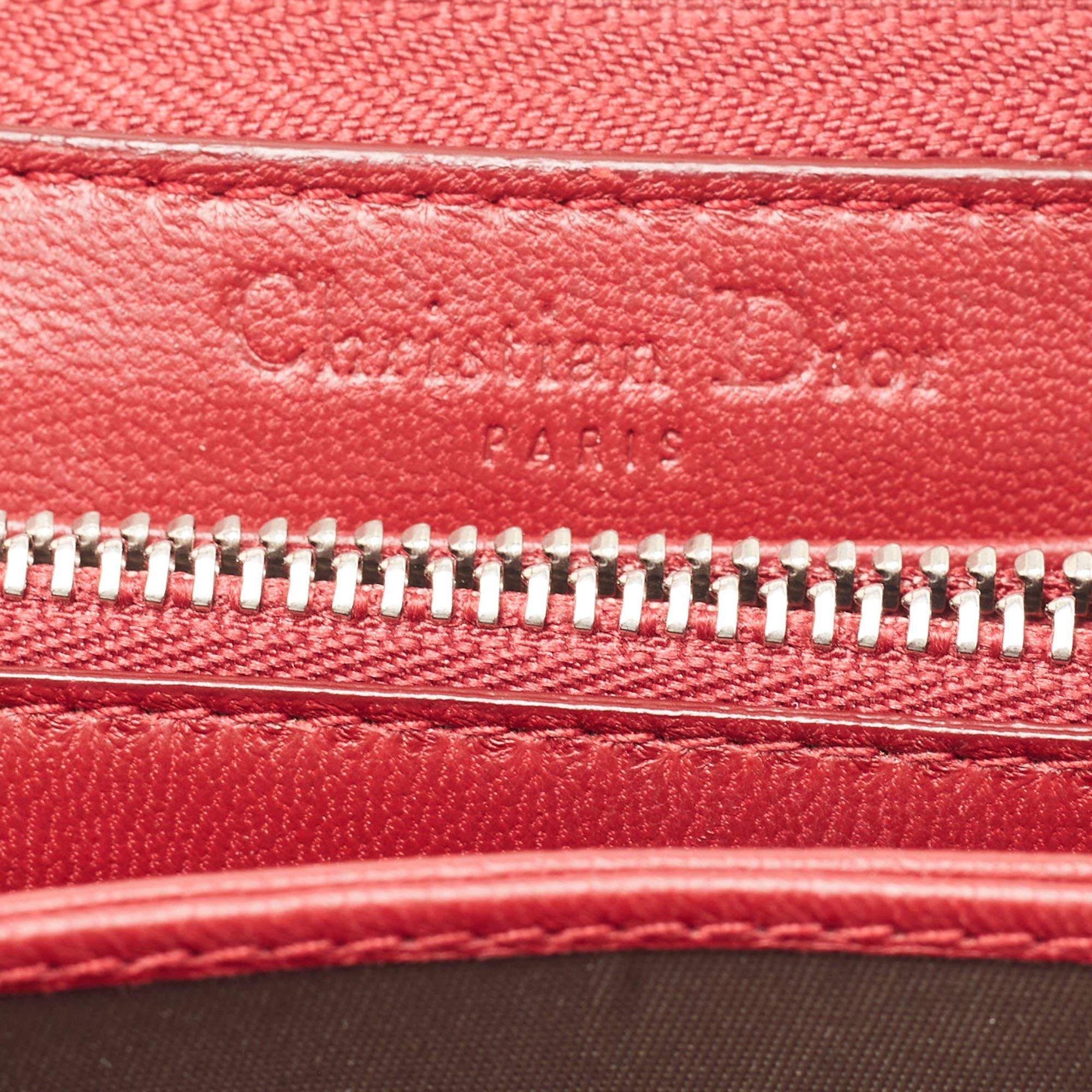 Dior Rote Cannage Lady Dior Portemonnaie aus Lackleder mit Reißverschluss oben im Angebot 4