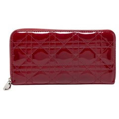 Dior - Portefeuille Lady Dior en cuir verni rouge cannage avec fermeture éclair