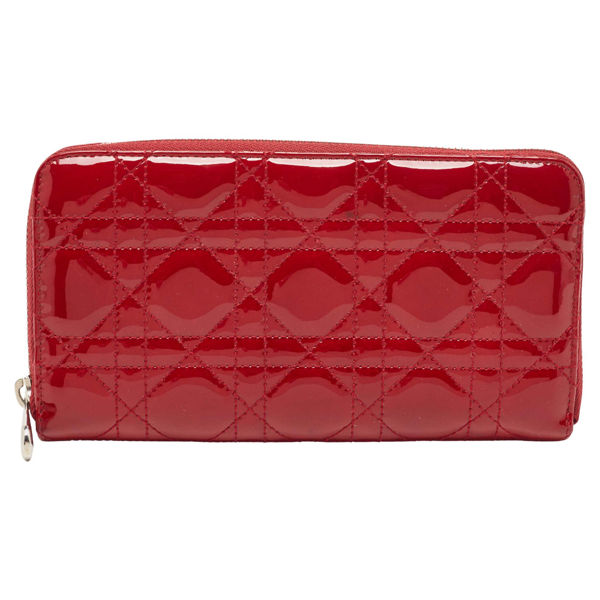Portefeuille zippé Dior rouge Cannage en cuir verni Lady Dior en vente