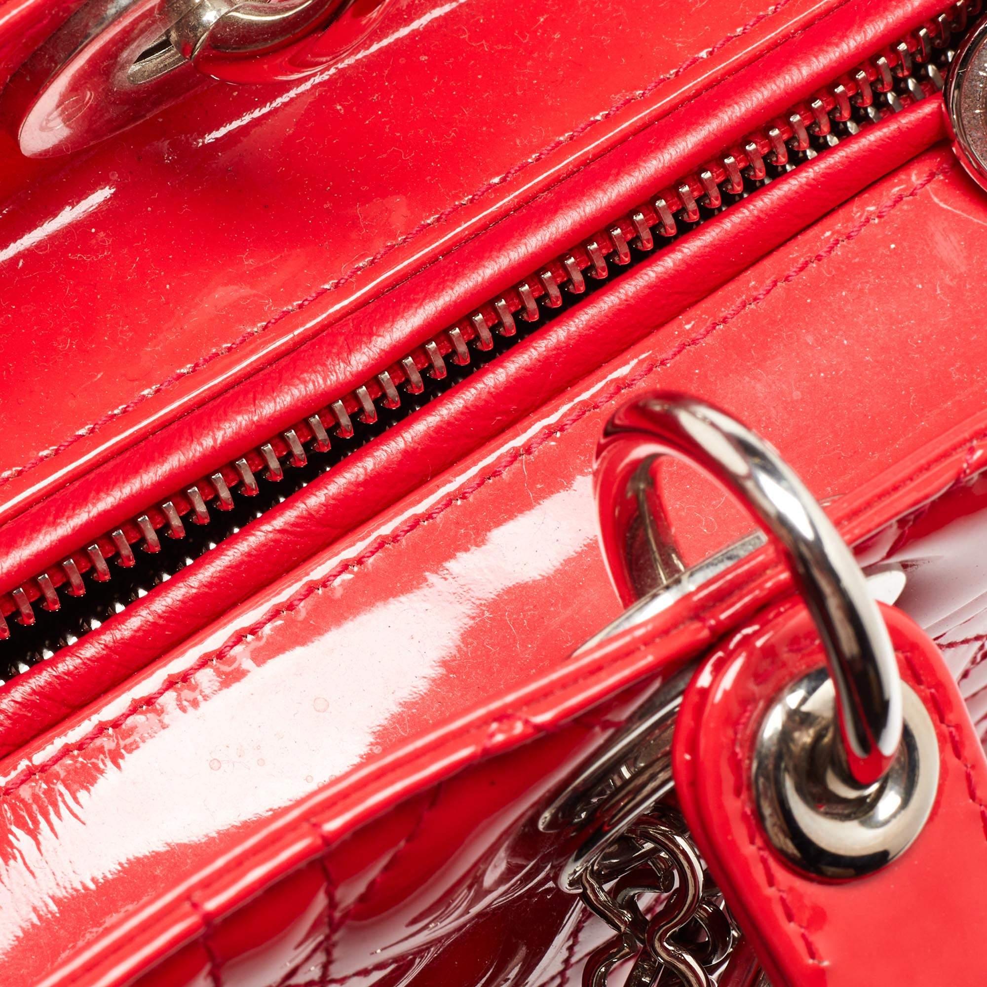 Dior - Grand sac cabas Lady Dior en cuir verni rouge cannage 8