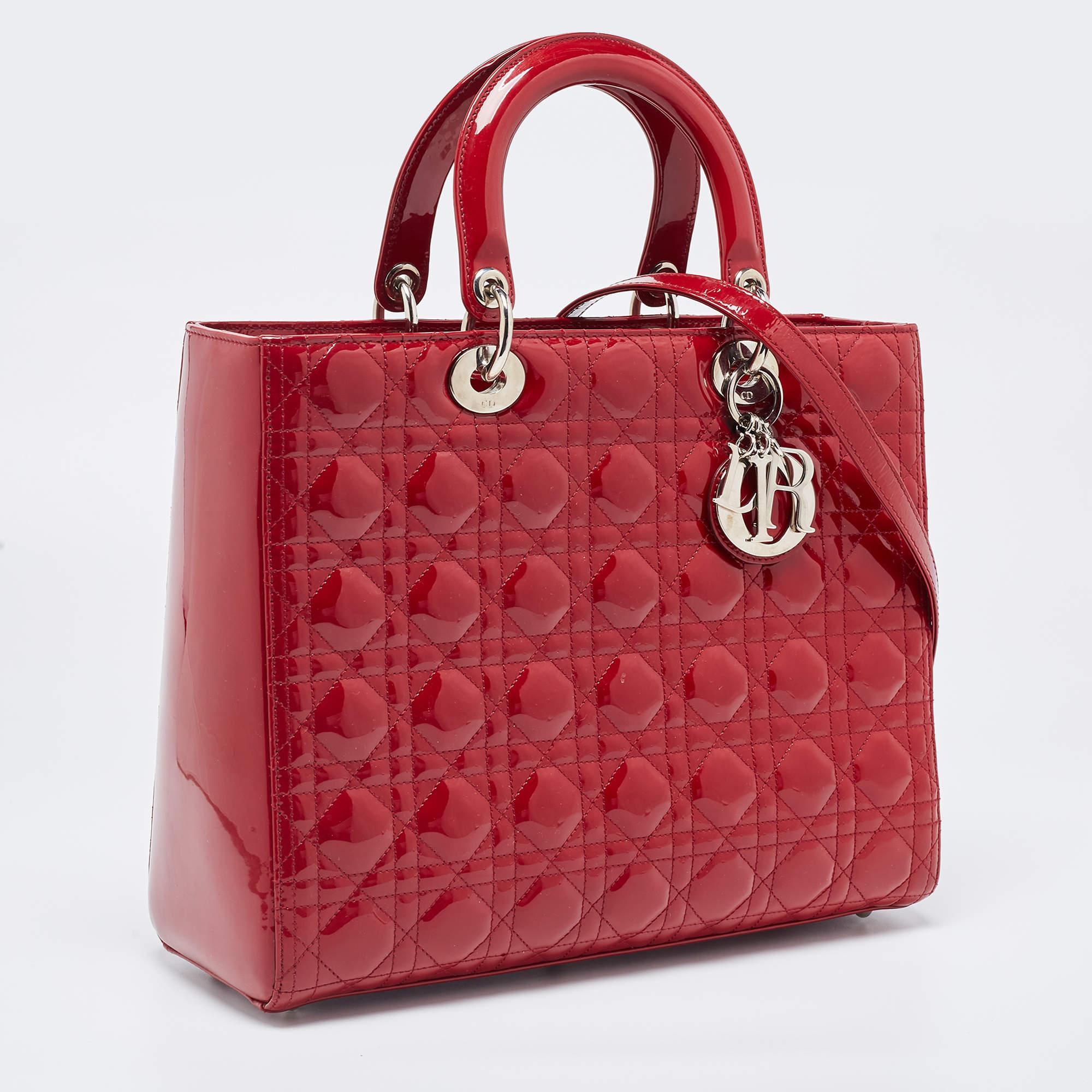 Dior - Grand sac cabas Lady Dior en cuir verni rouge cannage Pour femmes en vente