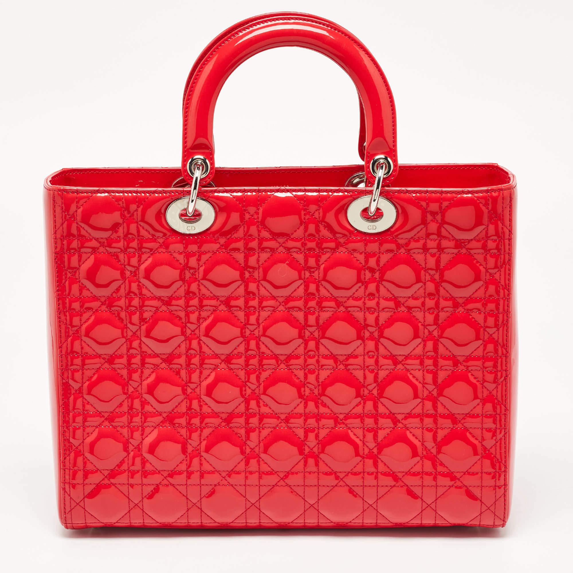  Dior - Grand sac cabas Lady Dior en cuir verni rouge cannage Pour femmes 