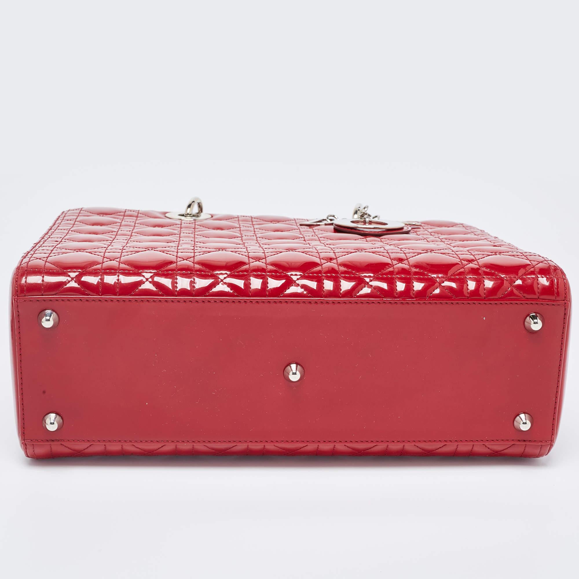 Dior - Grand sac cabas Lady Dior en cuir verni rouge cannage en vente 1