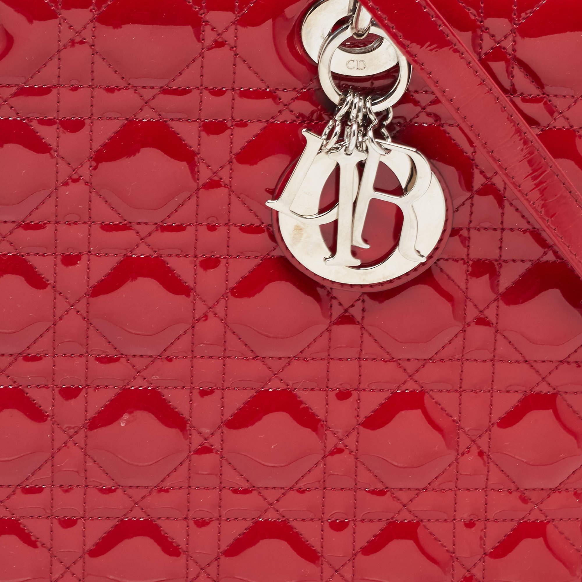Dior - Grand sac cabas Lady Dior en cuir verni rouge cannage en vente 2