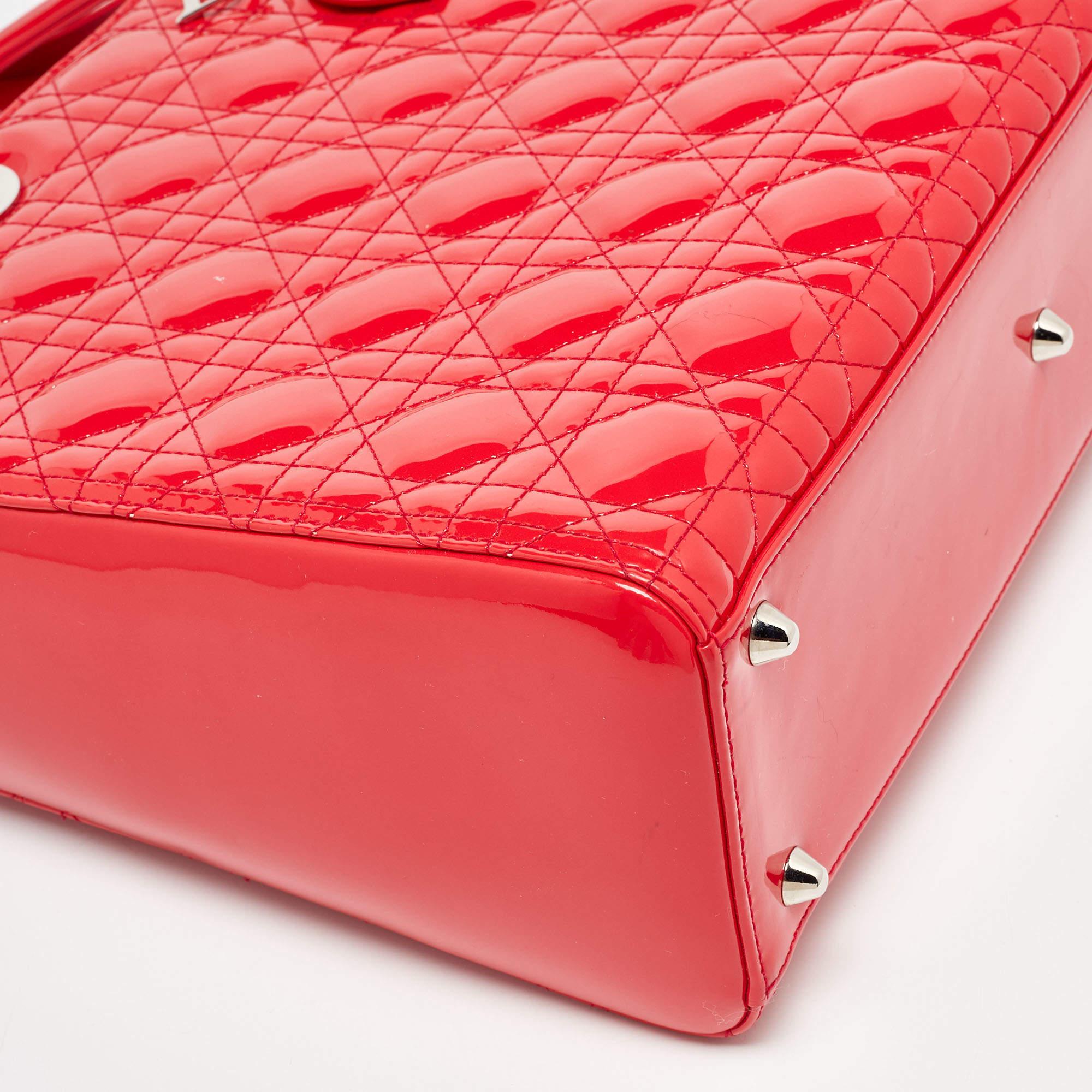 Dior - Grand sac cabas Lady Dior en cuir verni rouge cannage 2