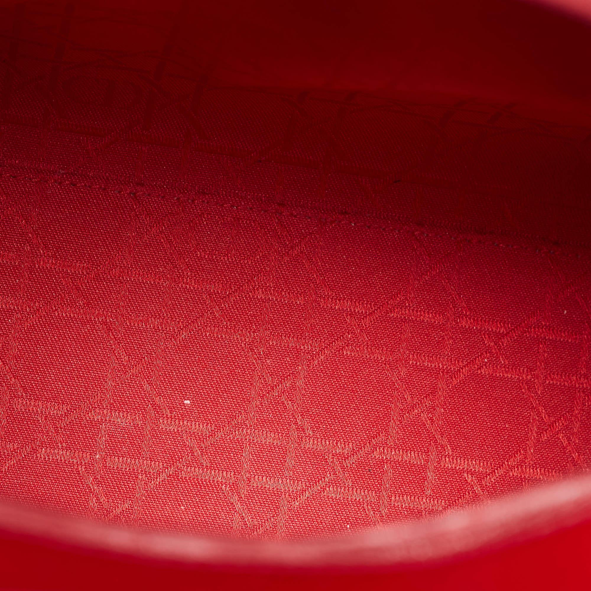 Dior - Grand sac cabas Lady Dior en cuir verni rouge cannage en vente 5