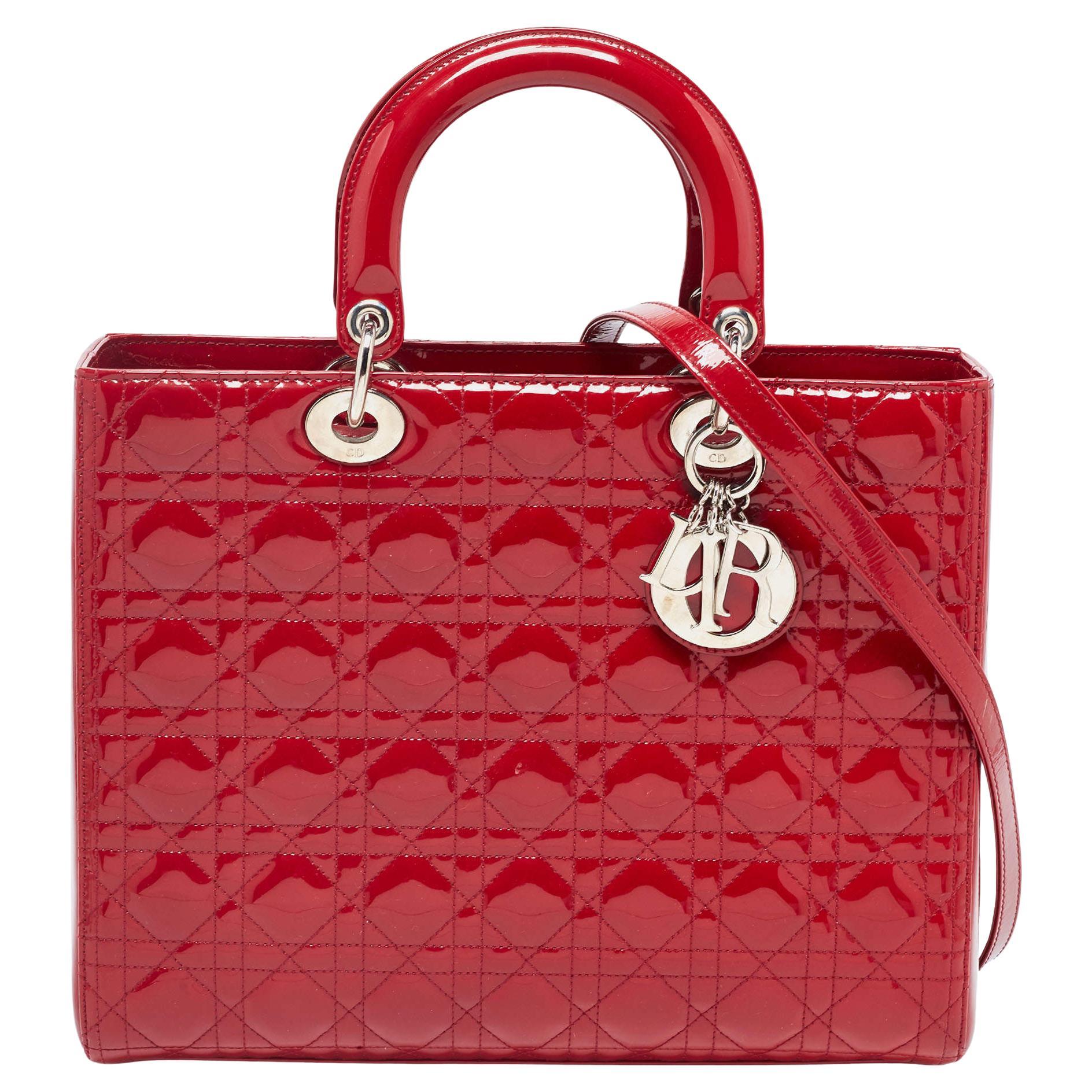 Dior - Grand sac cabas Lady Dior en cuir verni rouge cannage en vente
