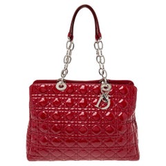 Dior Sac à main Lady Dior en cuir verni rouge cannage, grand modèle