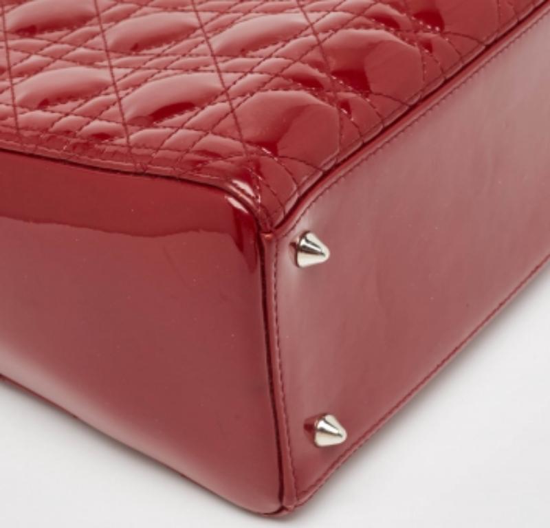 Dior Red Cannage Patent Leather Medium Lady Dior Tote In condizioni buone in vendita a Dubai, Al Qouz 2
