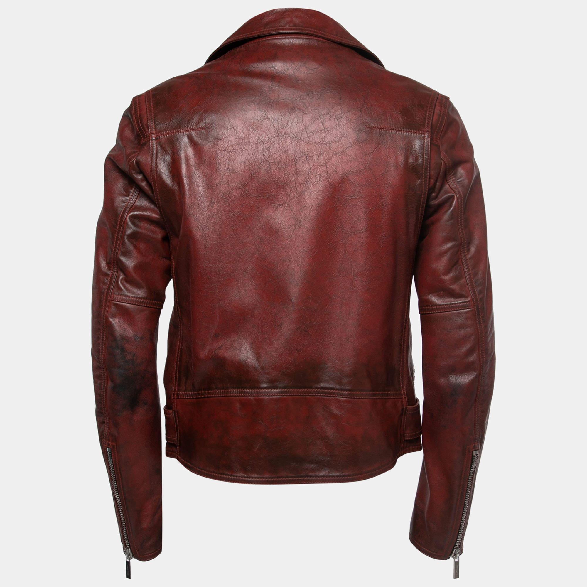 ¡Qué fabulosa queda esta chaqueta de diseño! Está confeccionado con materiales nobles y es de manga larga. Combínalo con pantalones y zapatillas para un look genial.


