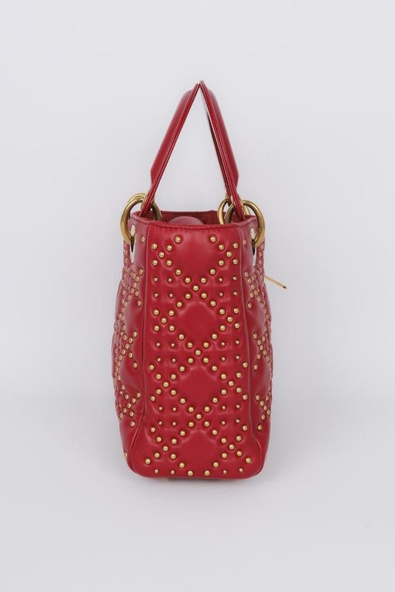 Dior - (Made in Italy) Red leather bag with golden metal. 2017 Collection.

Additional information:
Condition: Very good condition
Dimensions: Length: 20 cm - Height: 17 cm - Depth: 6 cm - Handle: 28 cm
Period: 21st Century

Seller Reference: S190

