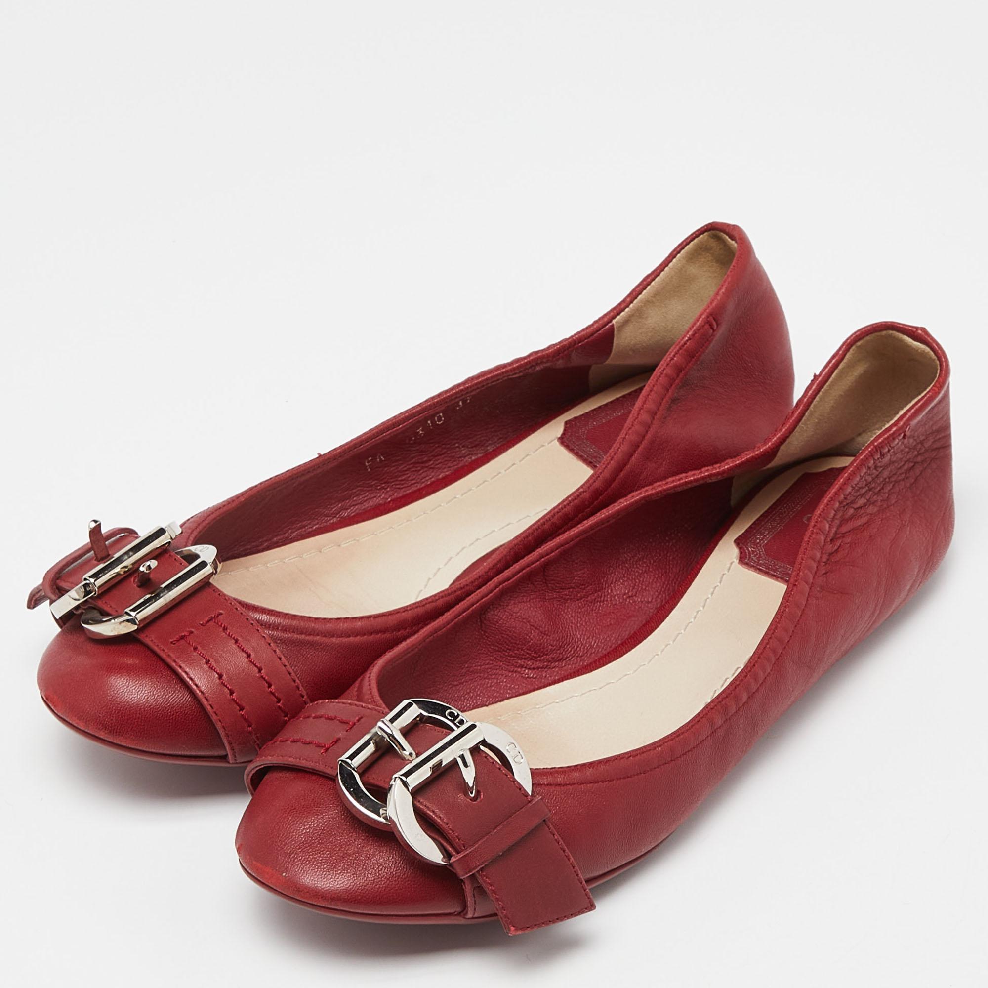 These Dior ballet flats will lend you comfortable steps all day. Crafted from leather, they flaunt a branded accent on the toes, a slip-on fitting, and silver-tone hardware. 