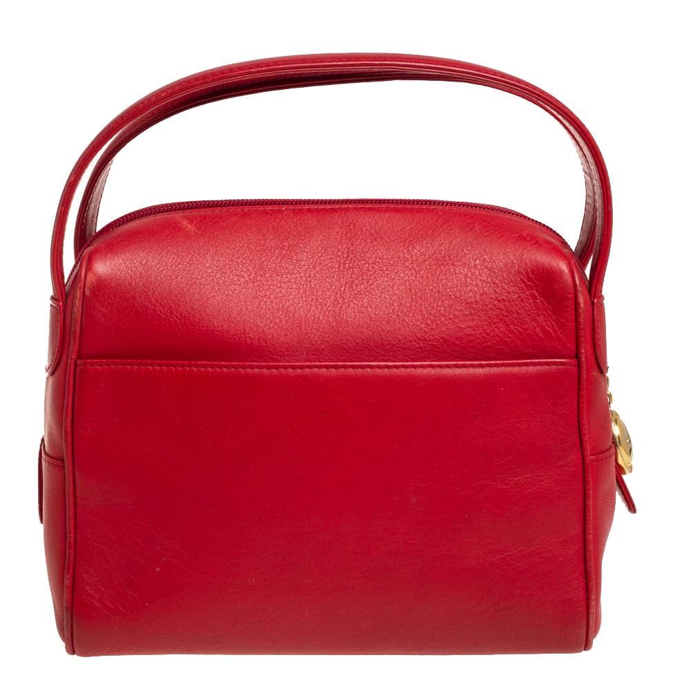 This Dior satchel delivers a timeless style in a compact size. Crafted from red leather, the bag is detailed with the CD logo on the front and two handles on top. It is complete with a leather-lined interior.

