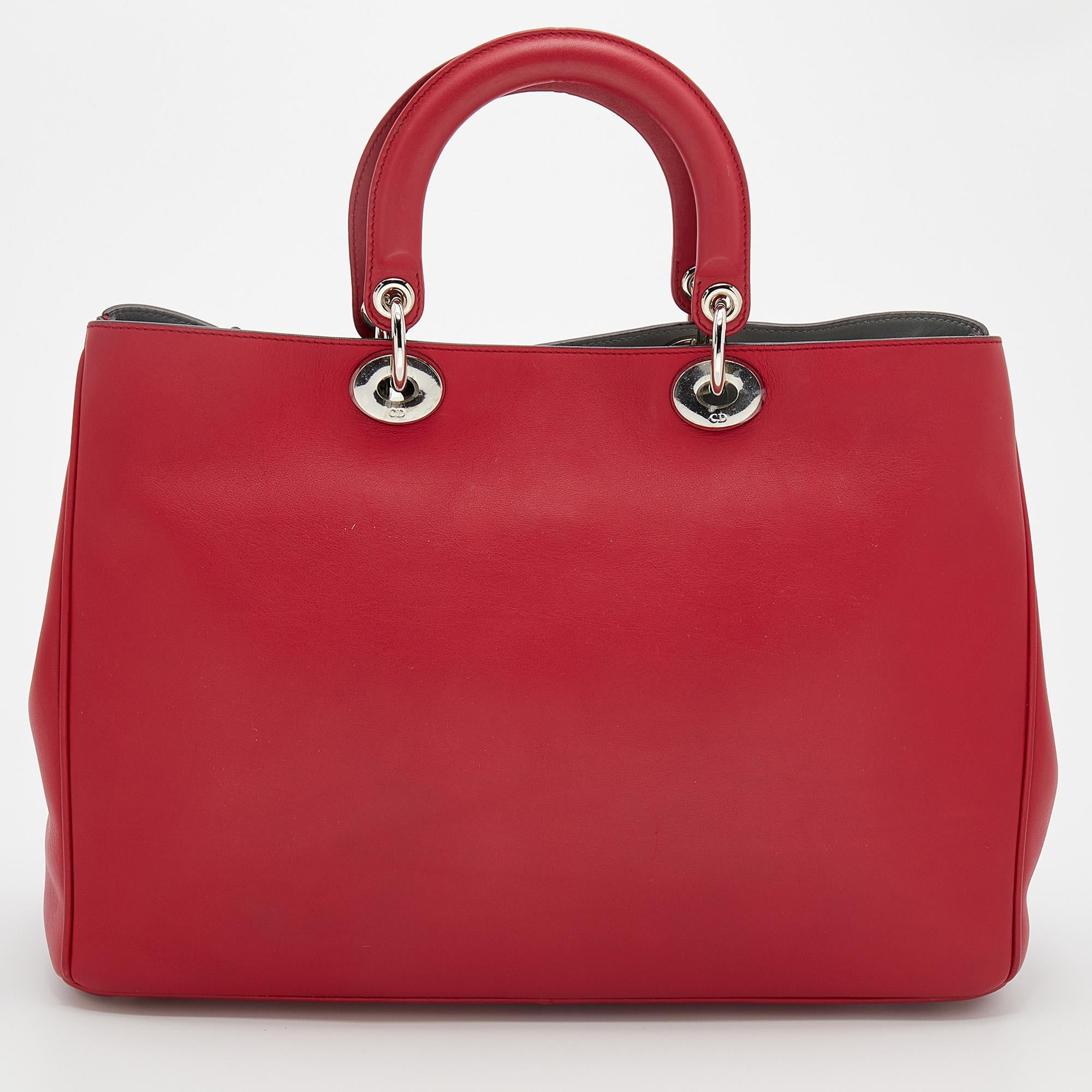 The Diorissimo perfectly captures the refined craftsmanship and the brand's vision of timeless elegance. The spacious interior makes this Dior tote a highly functional accessory. Created from red leather, it is complemented with dual handles, a