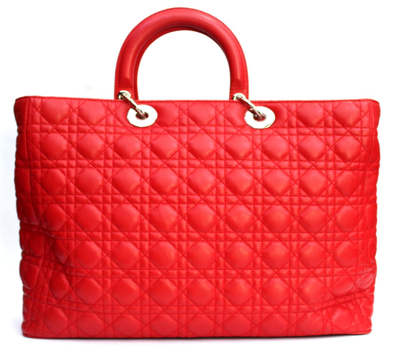 Looking for a chic and elegant bag with a vintage touch? This Christian Dior bag, Lady Dior Extra Large model is the one for you!
Made of quilted red leather with cannage embroidery, enriched with a DIOR charms, which adds a luminous touch to this