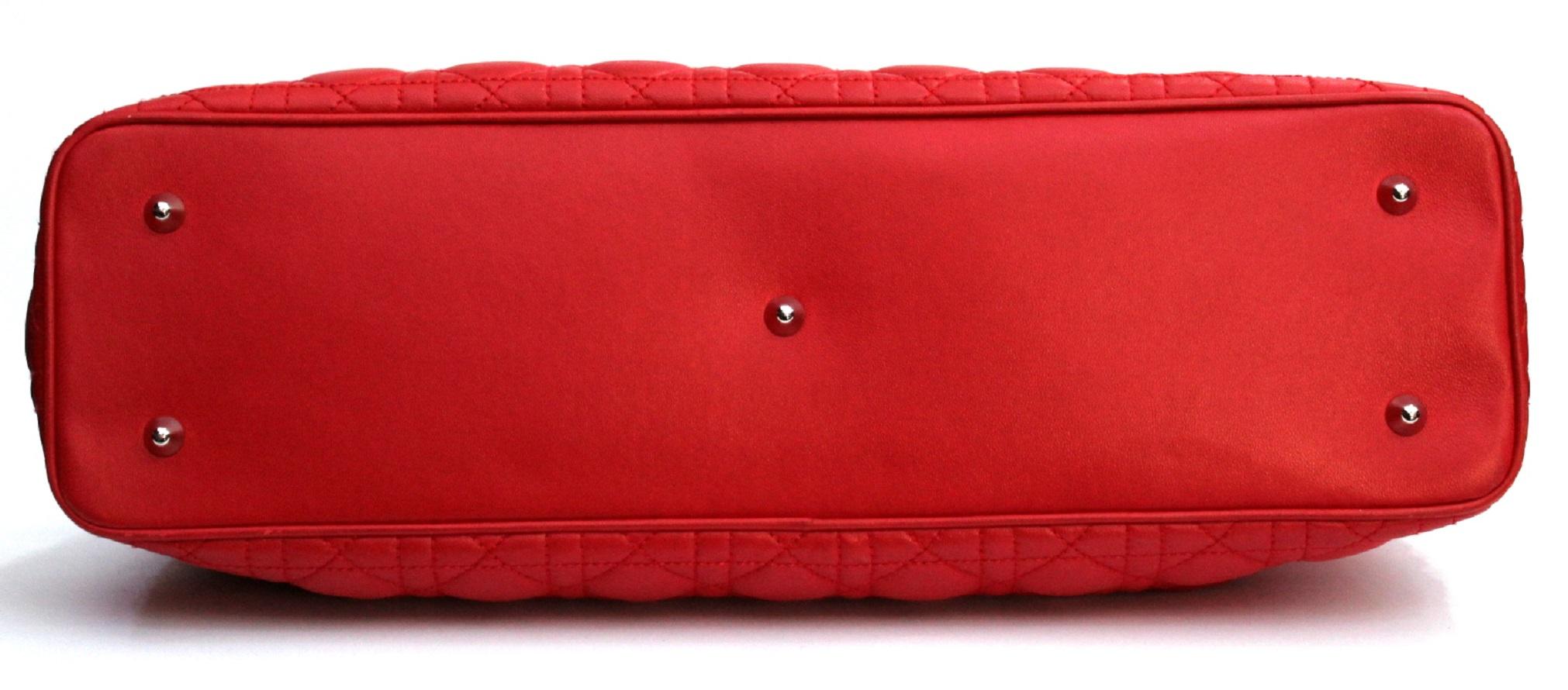 Dior Rote Leder Lady Dior Extra Large Tasche im Zustand „Hervorragend“ in Torre Del Greco, IT