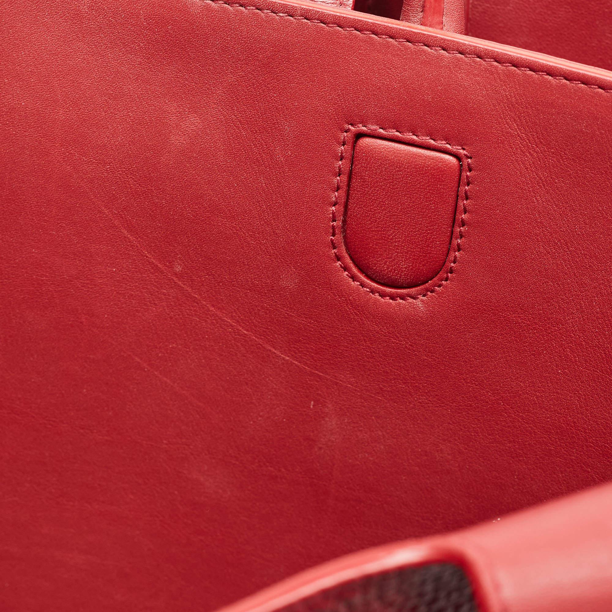 Dior grand sac à main Diorever en cuir rouge en vente 12
