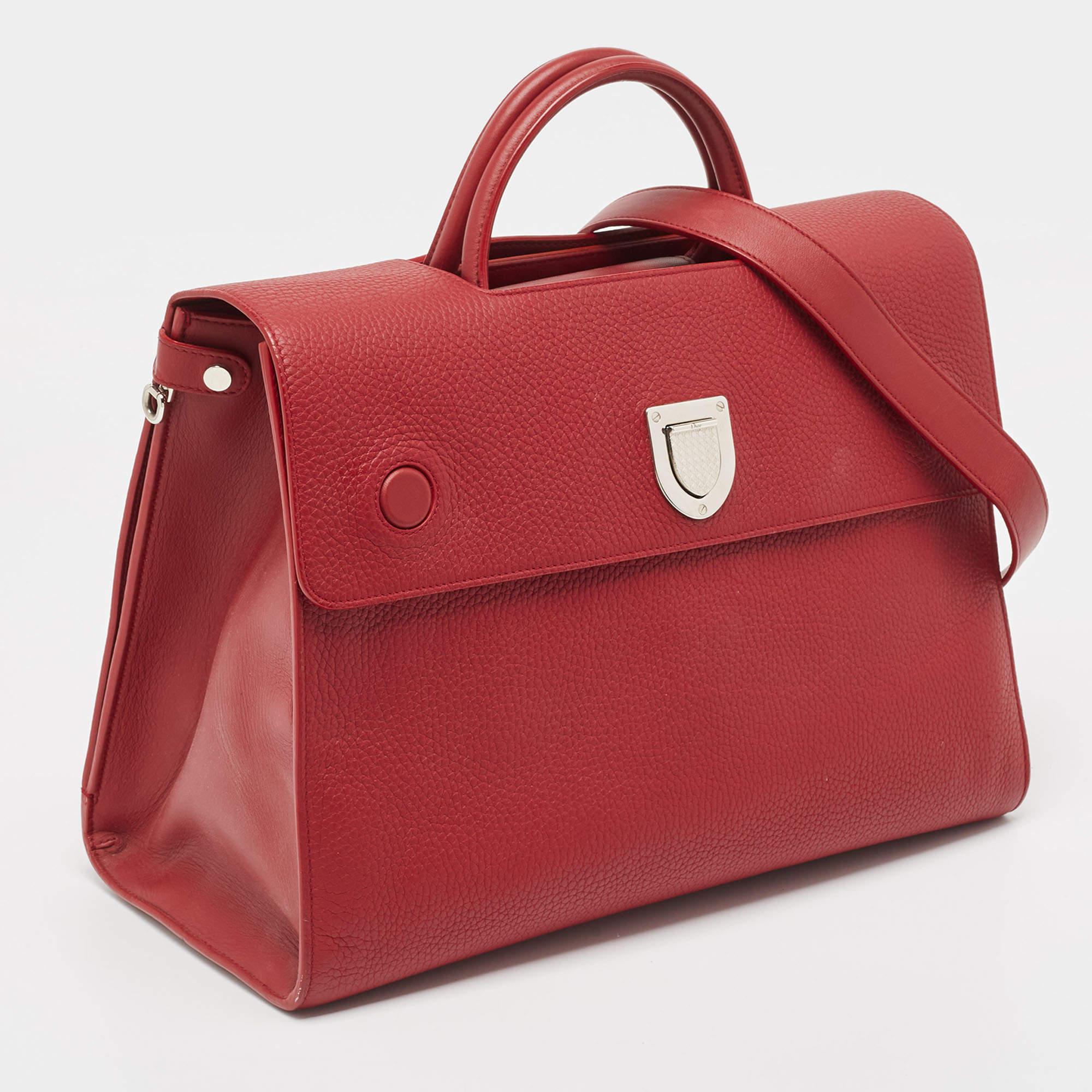 Dior grand sac à main Diorever en cuir rouge Bon état - En vente à Dubai, Al Qouz 2