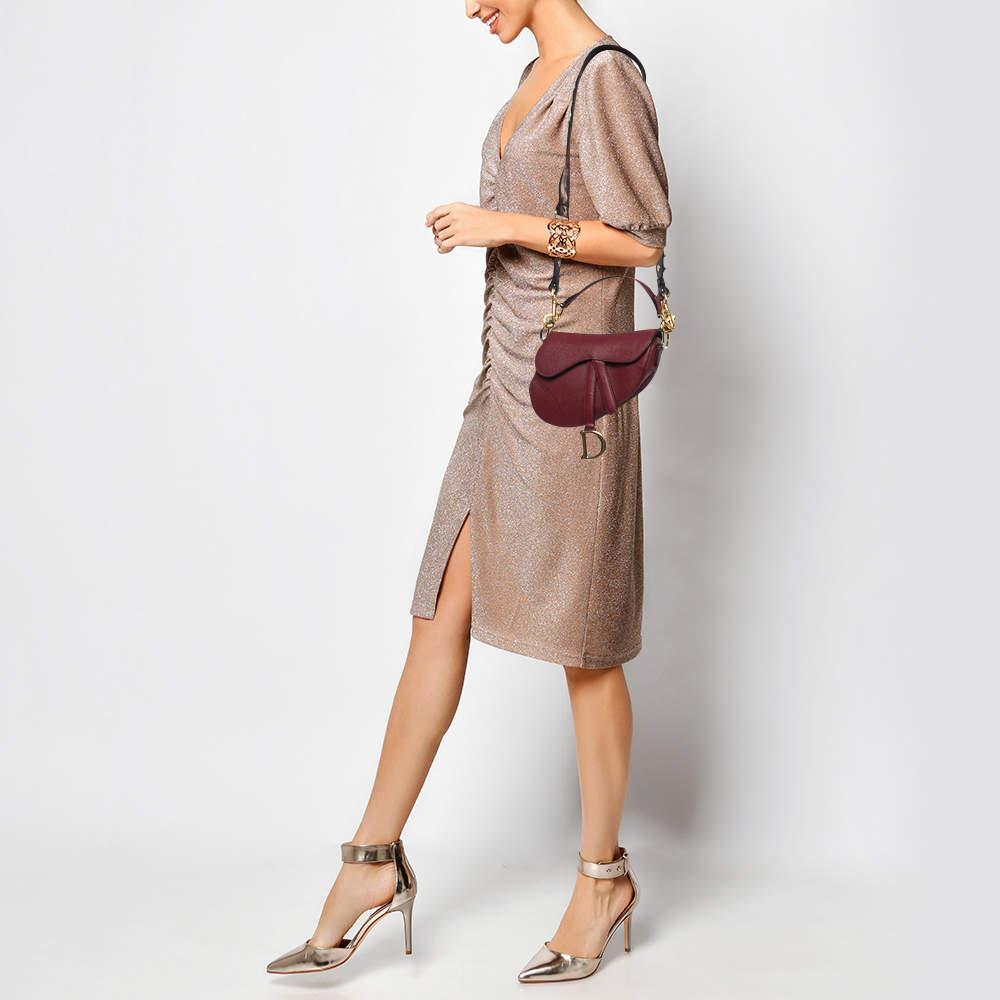 Die Satteltasche von Dior ist ein schickes Accessoire, das Eleganz verkörpert. Sie ist aus luxuriösem rotem Leder gefertigt und zeichnet sich durch die ikonische Sattelform, eine kompakte Größe und das charakteristische Dior-Logo aus. Eine perfekte