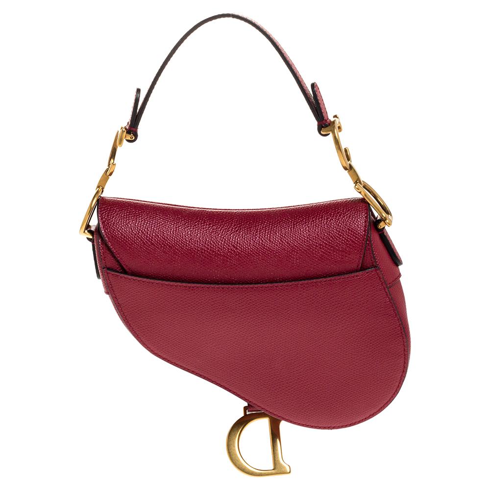La sella Dior ha fatto un grande ritorno nel 2018 ed è rimasta in voga. Proprio per te, per seguire la tendenza Saddle, arriva questa splendida versione in pelle. Un manico superiore, un cinturino ricamato e un interno in pelle scamosciata