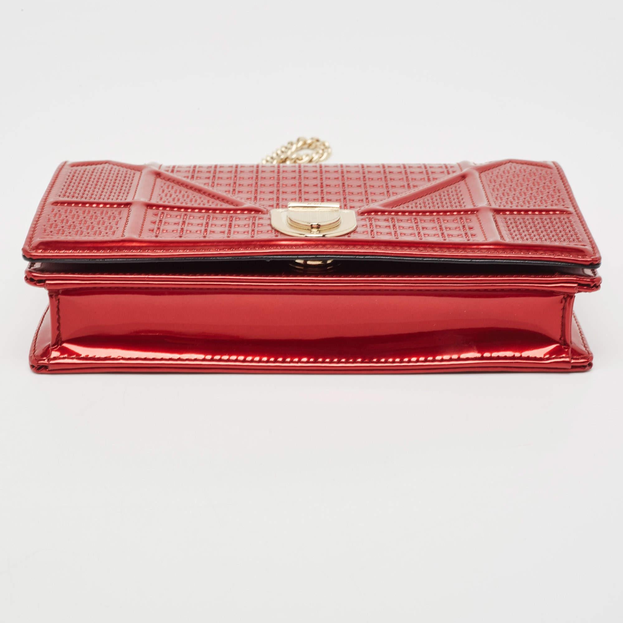 Dior Portefeuille Diorama en cuir verni rouge micro cannage sur chaîne 6