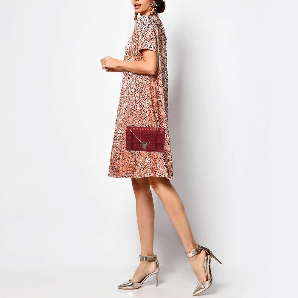  Dior Portefeuille Diorama en cuir verni rouge micro cannage sur chaîne Pour femmes 