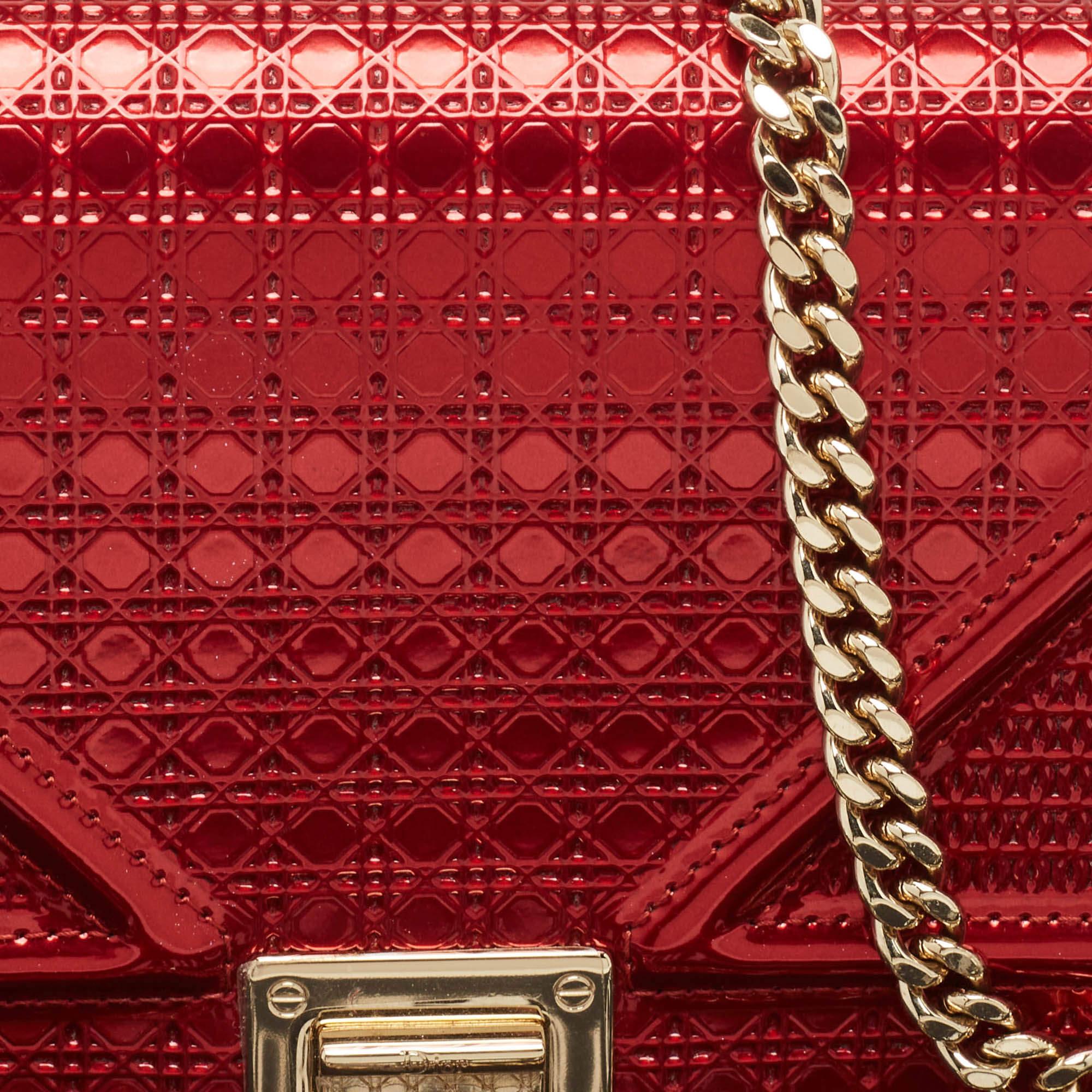 Dior Portefeuille Diorama en cuir verni rouge micro cannage sur chaîne 5